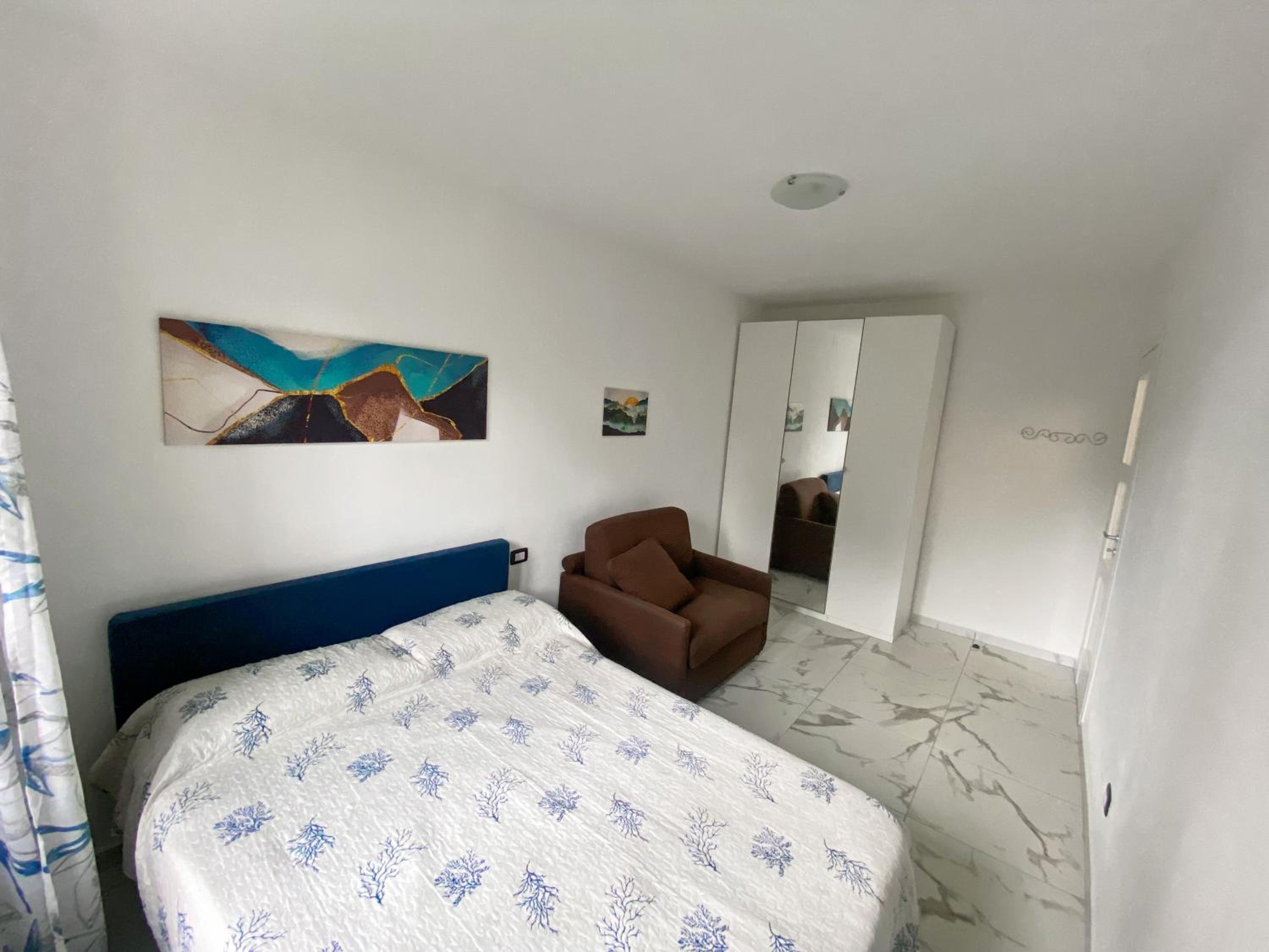 One-Bedroom Apartment photo 1