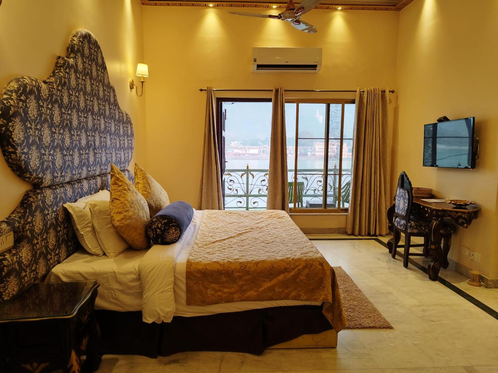 Family Suite with Ganga View and Complimentary Hi Tea and Mini-bar - Photo 2