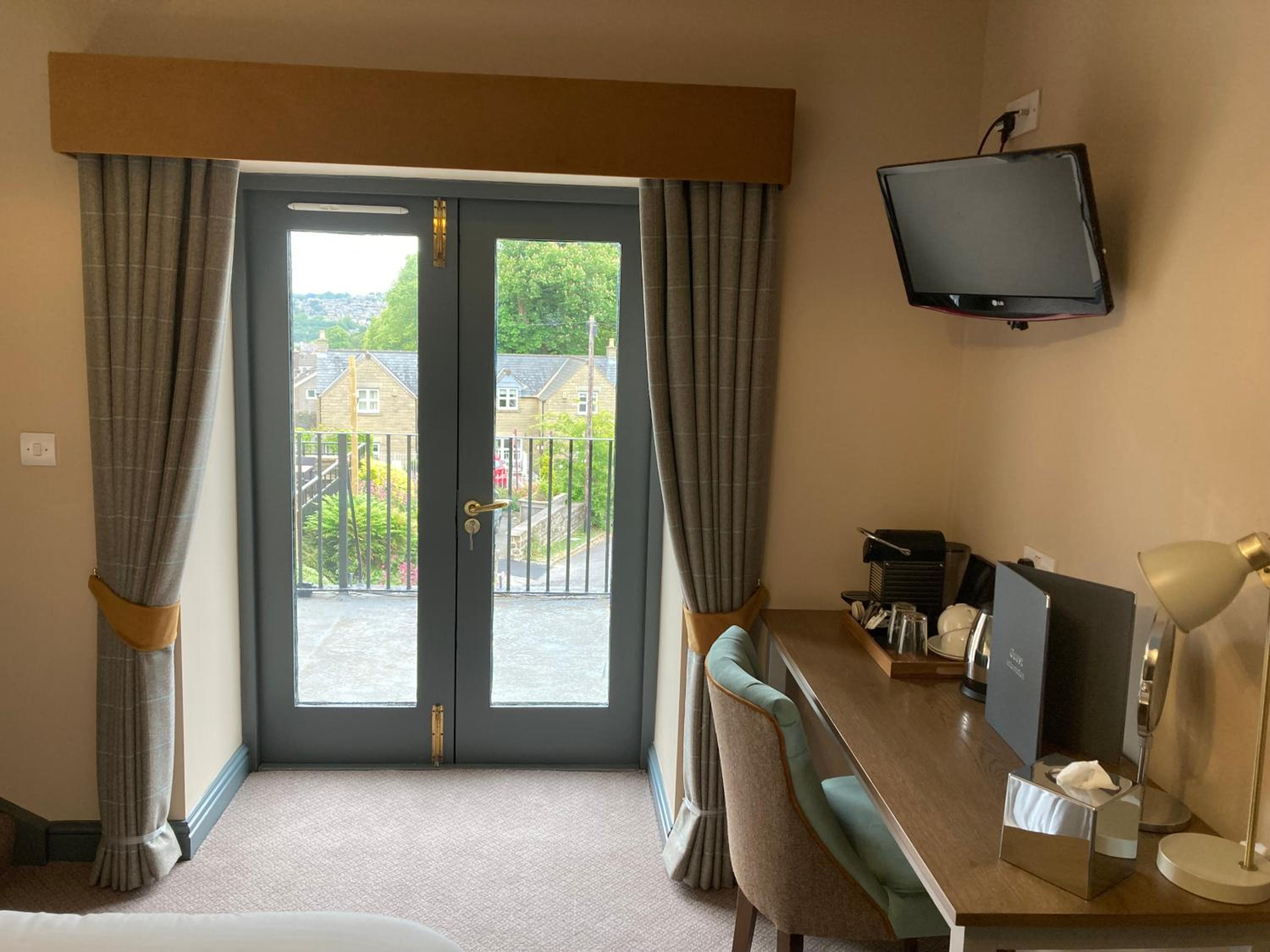 Double Room with Balcony - Photo 8