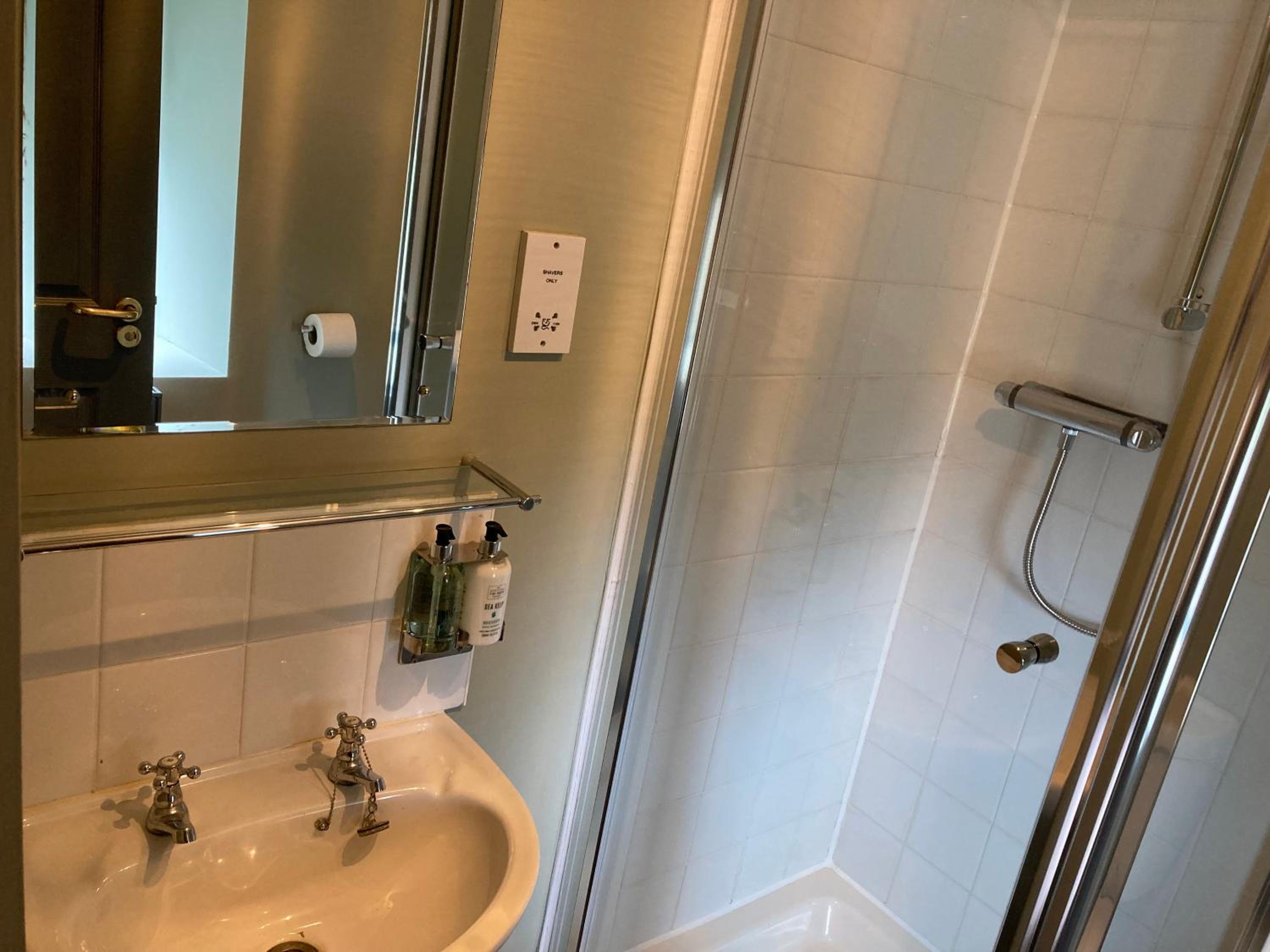 Double Room with Balcony - Photo 10