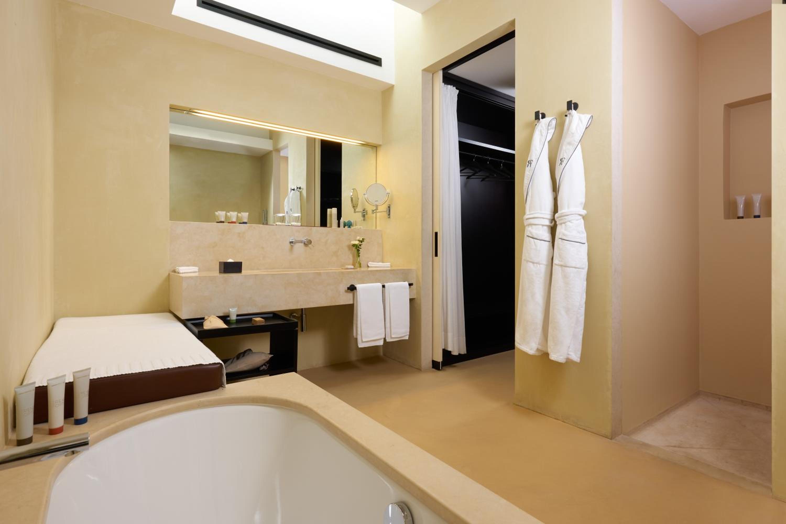 Deluxe Double Room - Photo 5