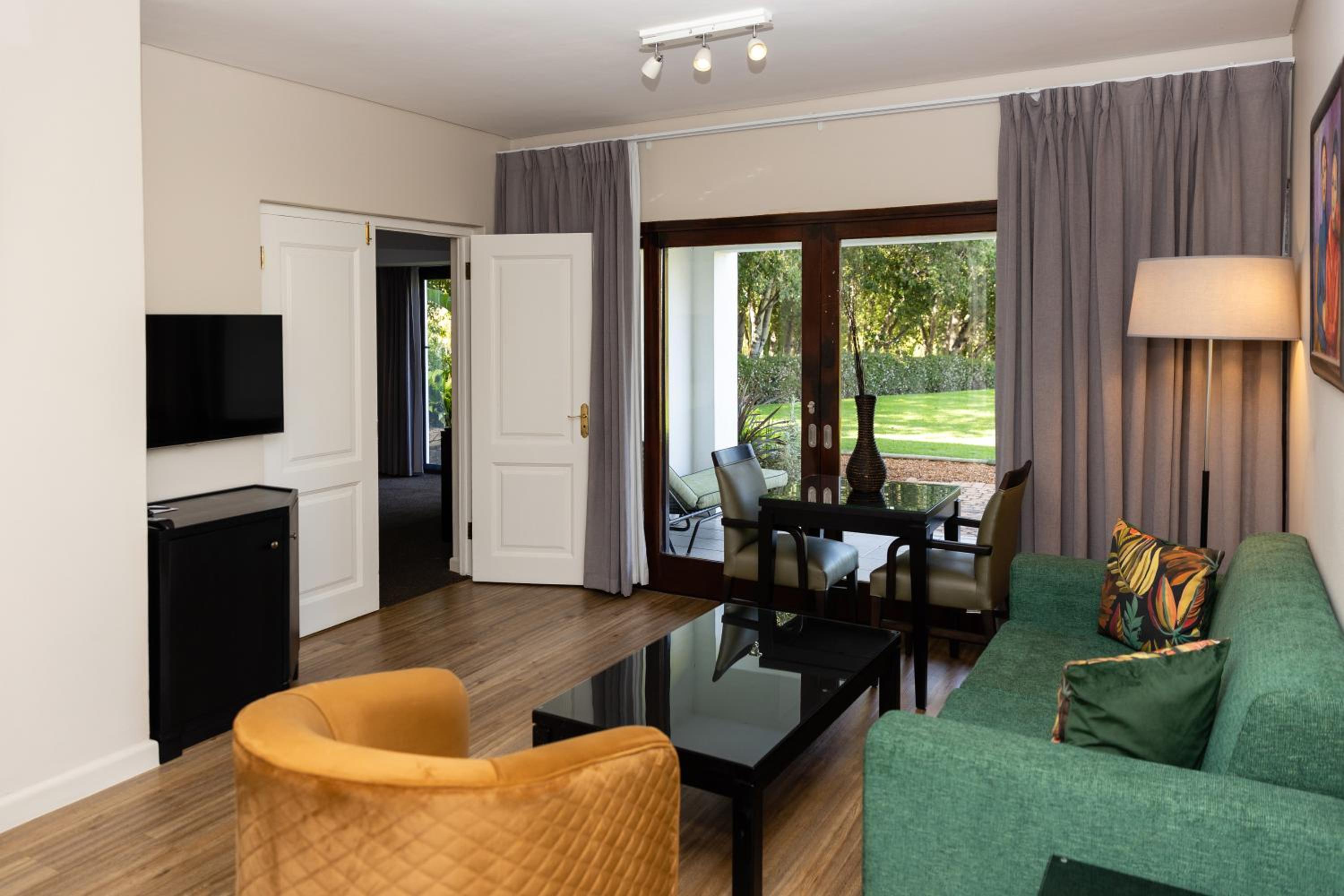 Suite - Photo 2