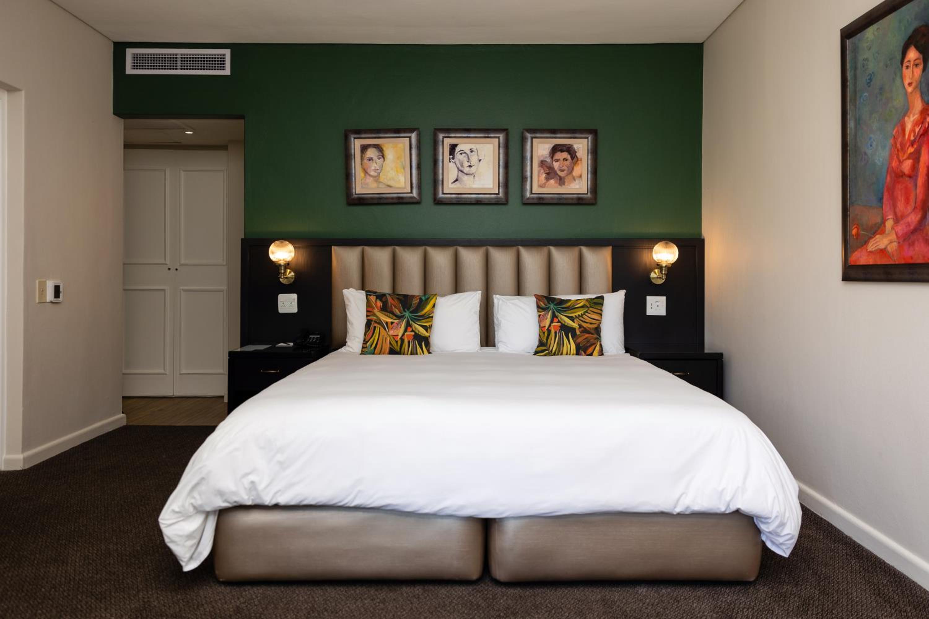 Suite - Photo 1