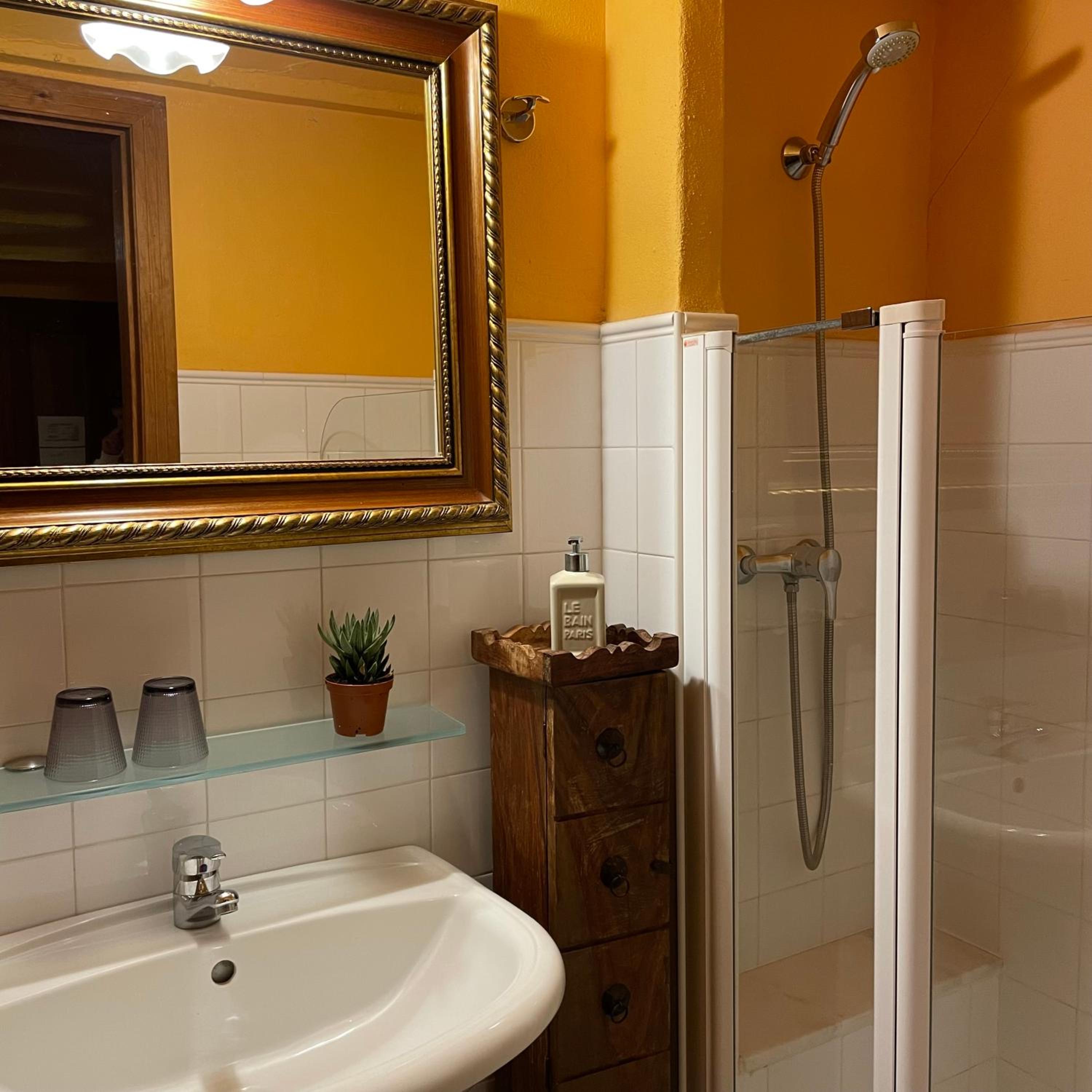 Double Room - Photo 5