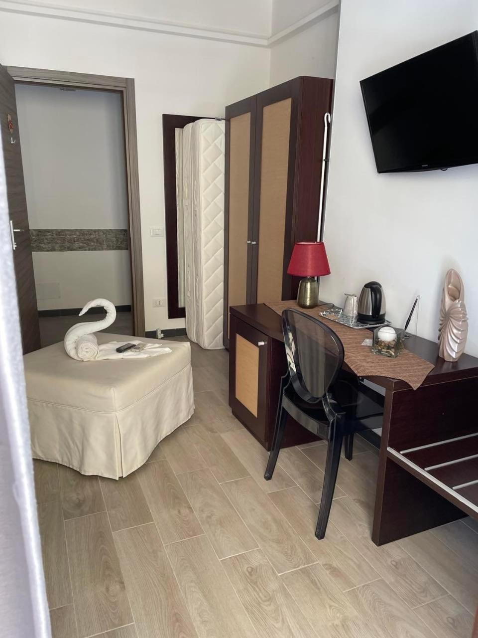 Deluxe Single Room with Balcony photo 2