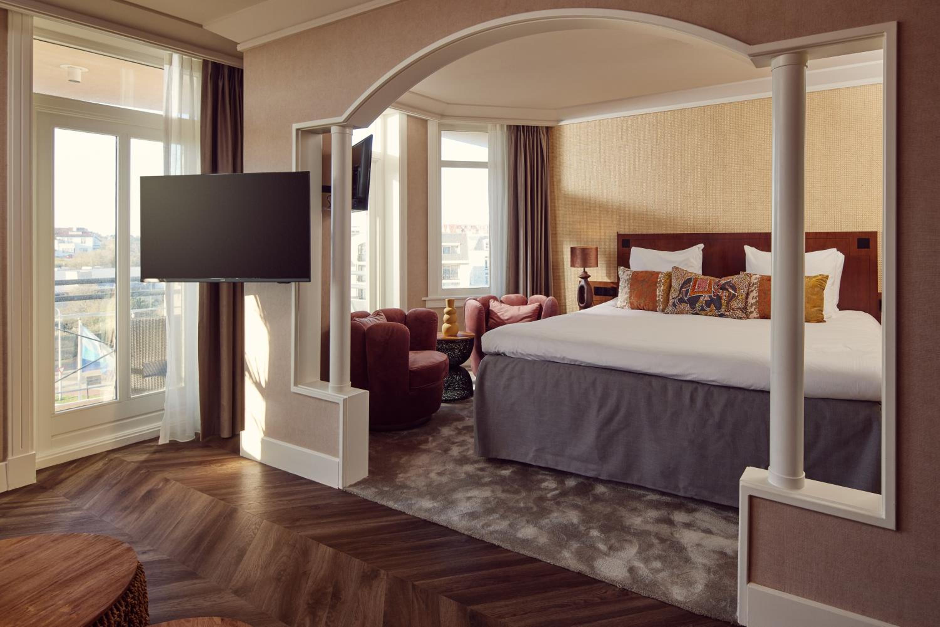 King Suite with Balcony photo 1