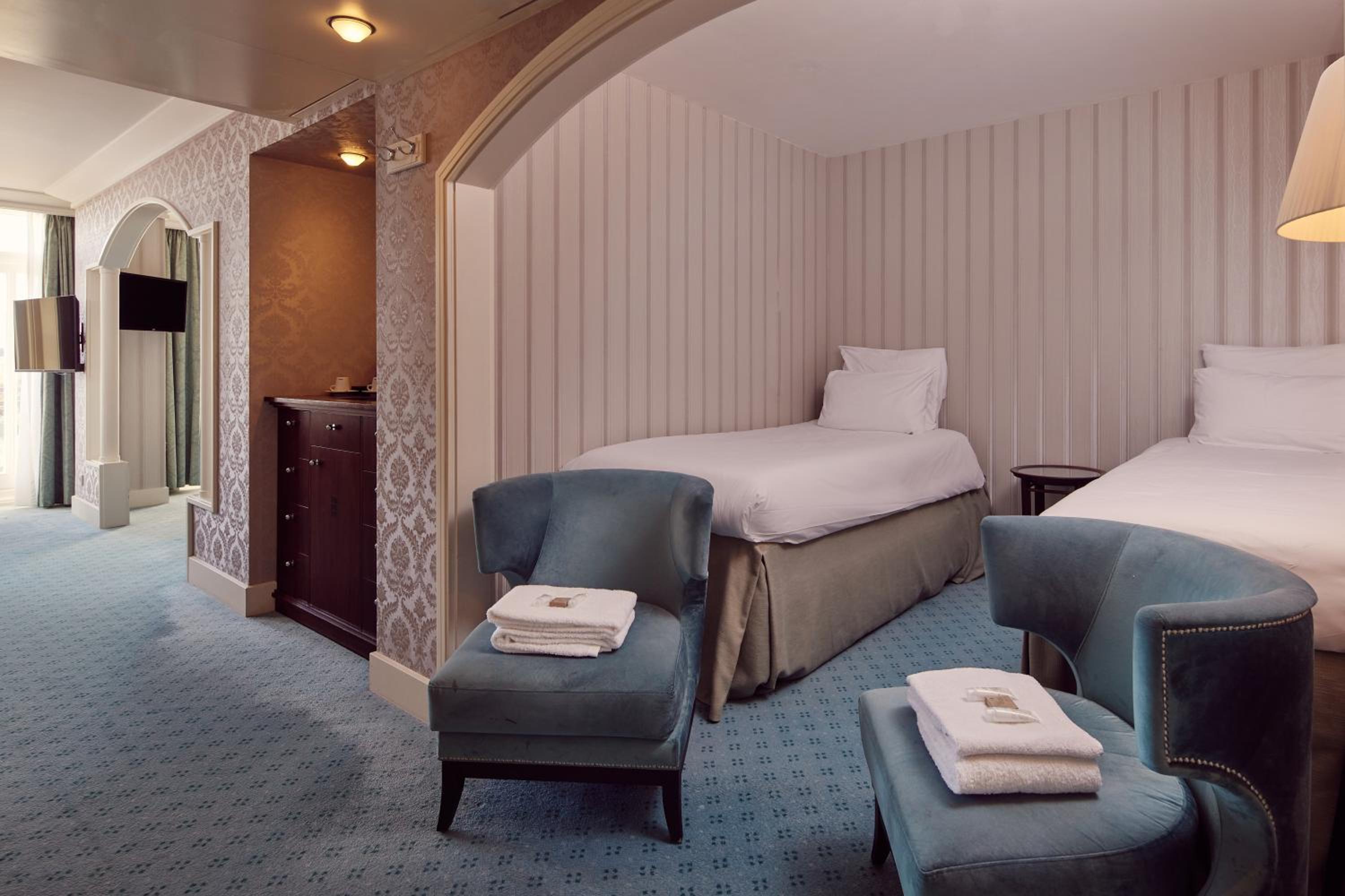 Family Suite with Balcony - Photo 5