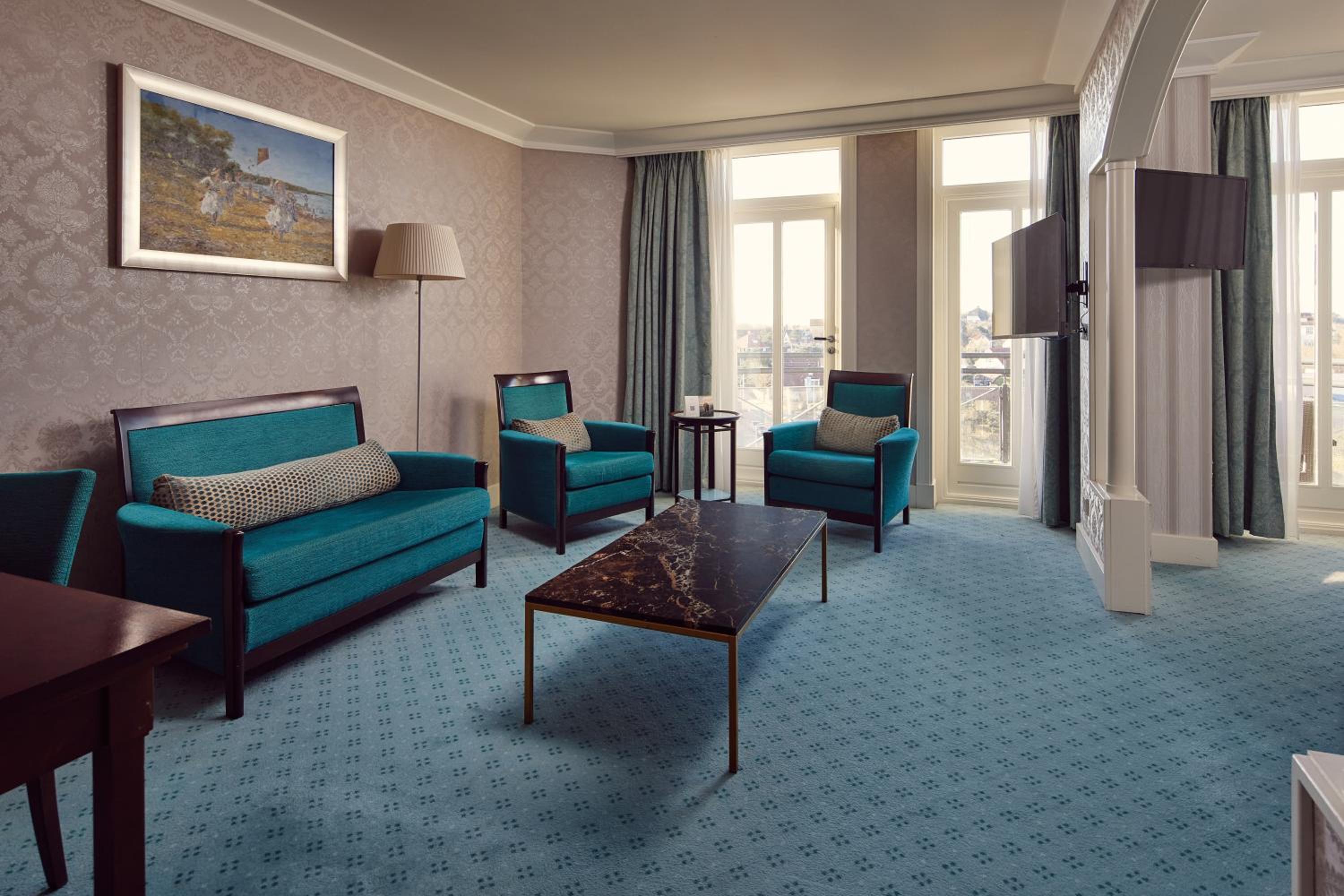 Family Suite with Balcony - Photo 4