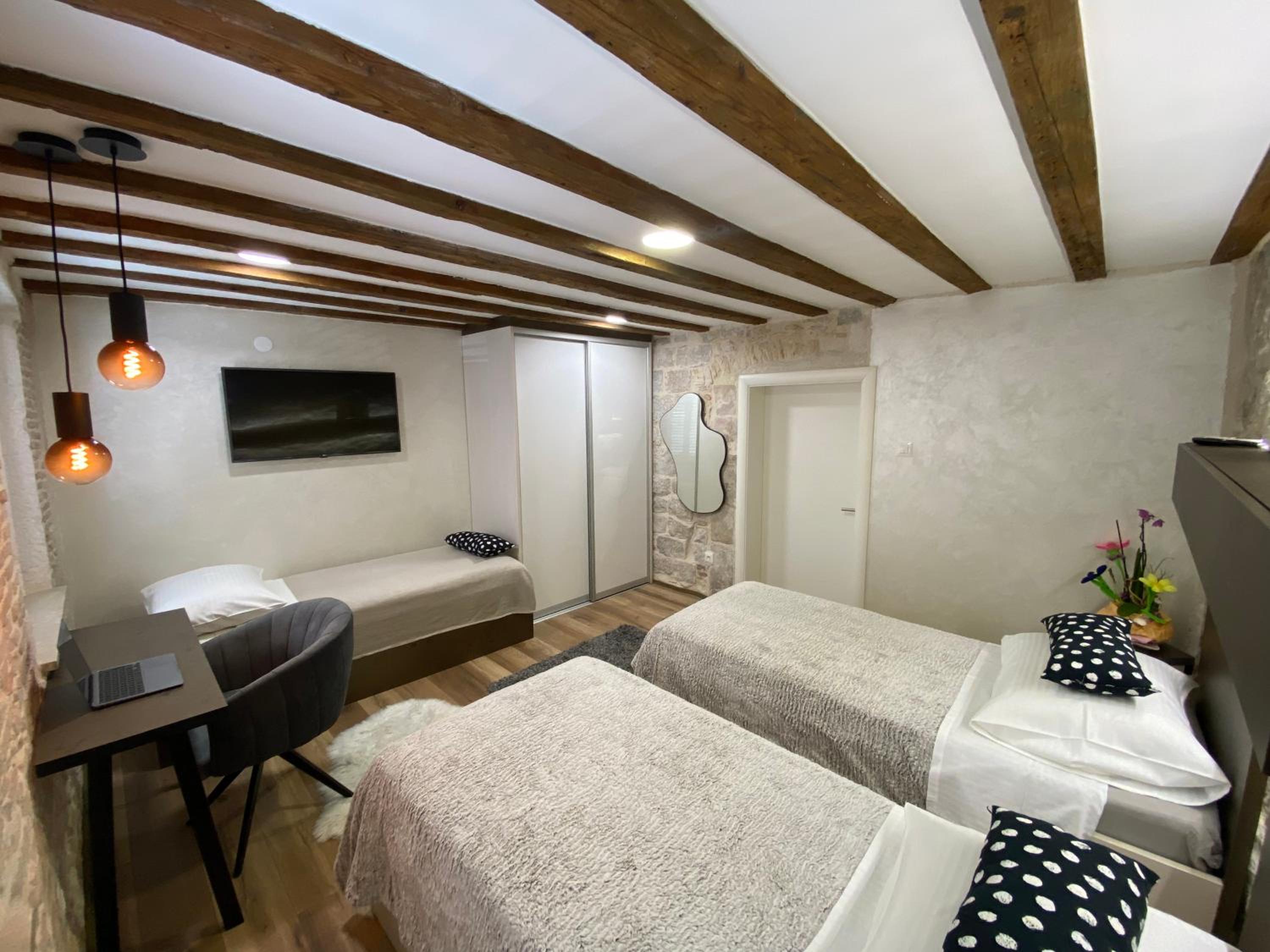 Twin Room with Private External Bathroom - Photo 2