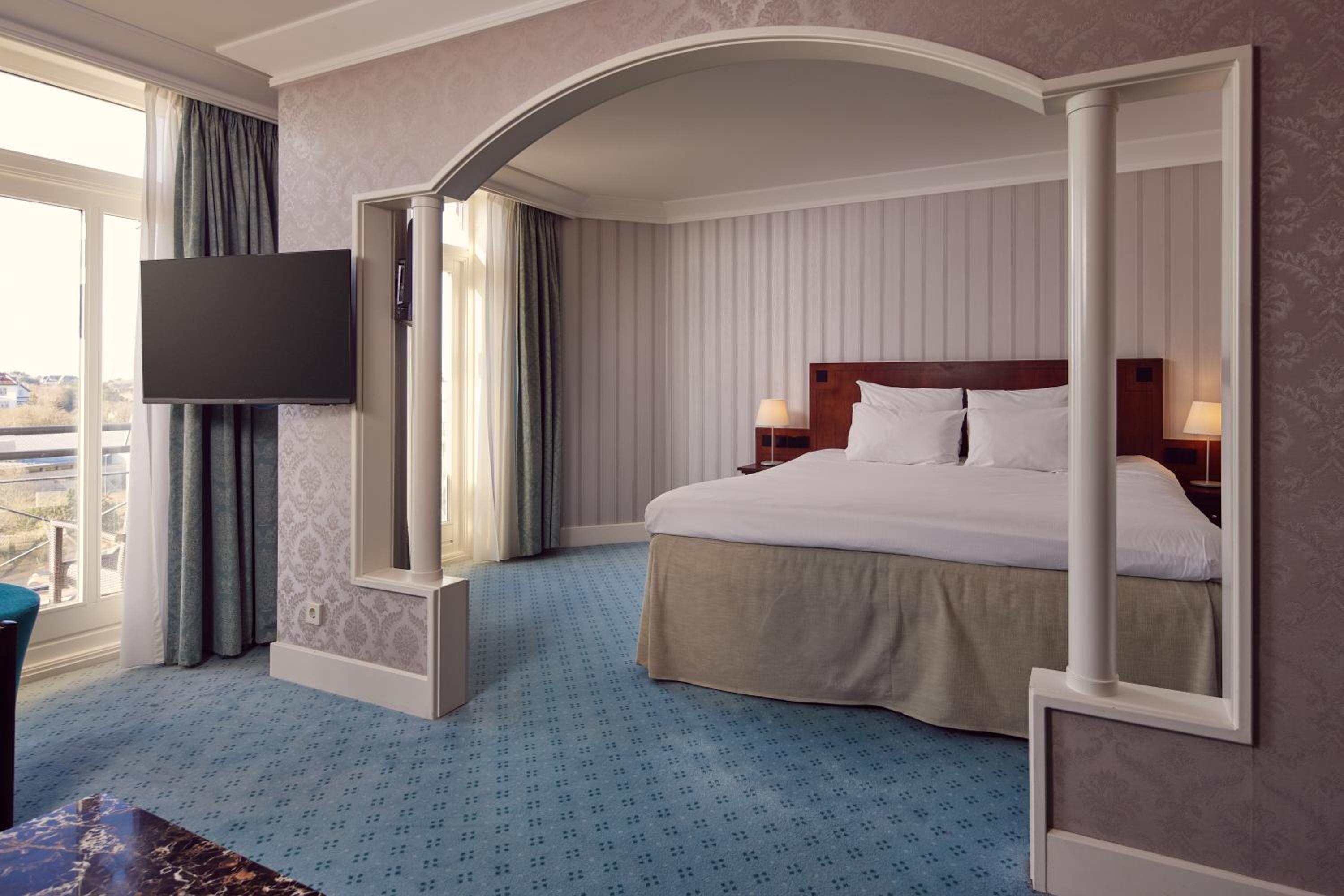Family Suite with Balcony - Photo 1
