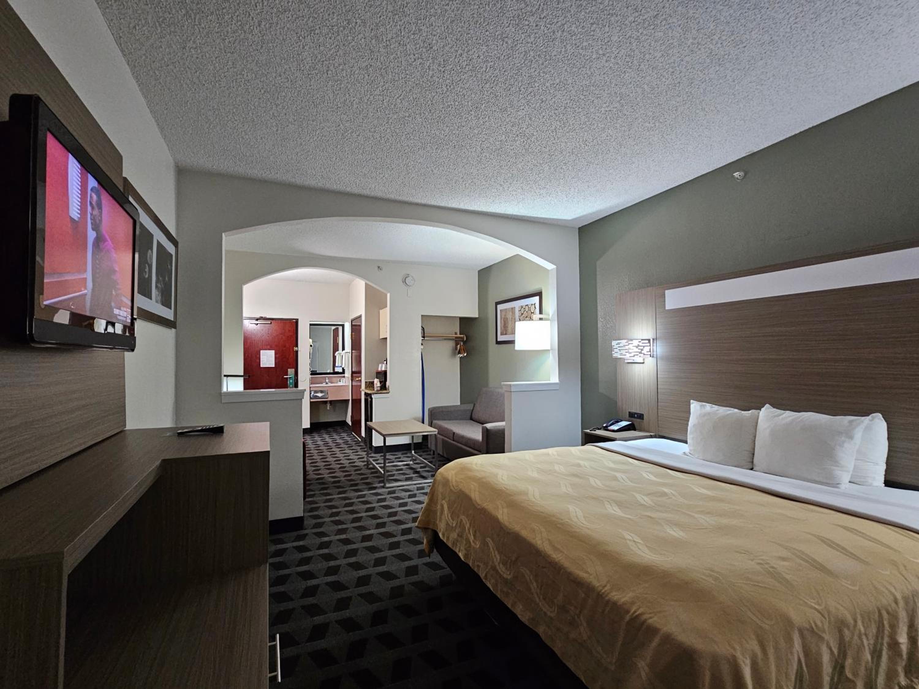 King Suite - Non-Smoking - Photo 12