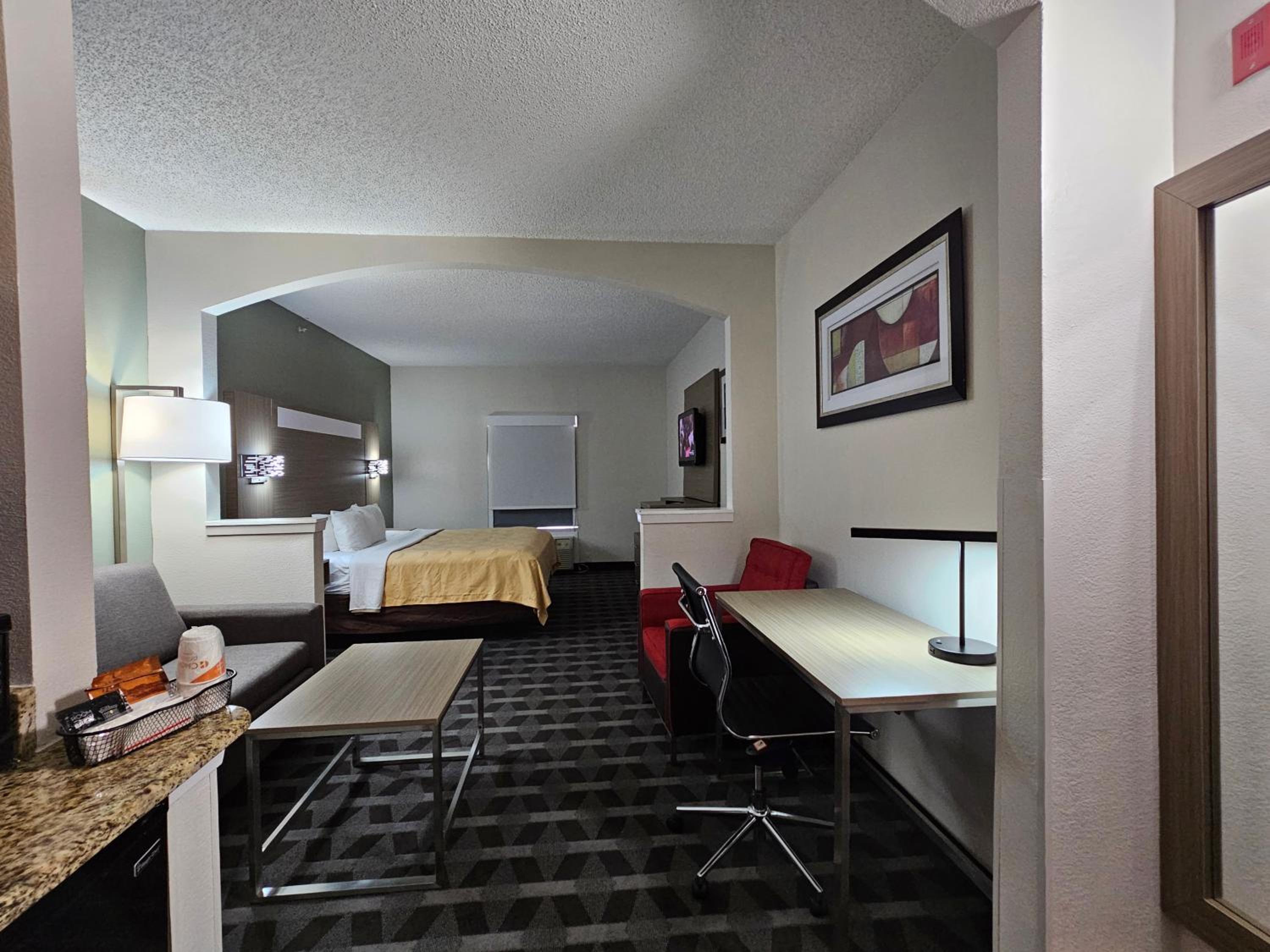 King Suite - Non-Smoking - Photo 11
