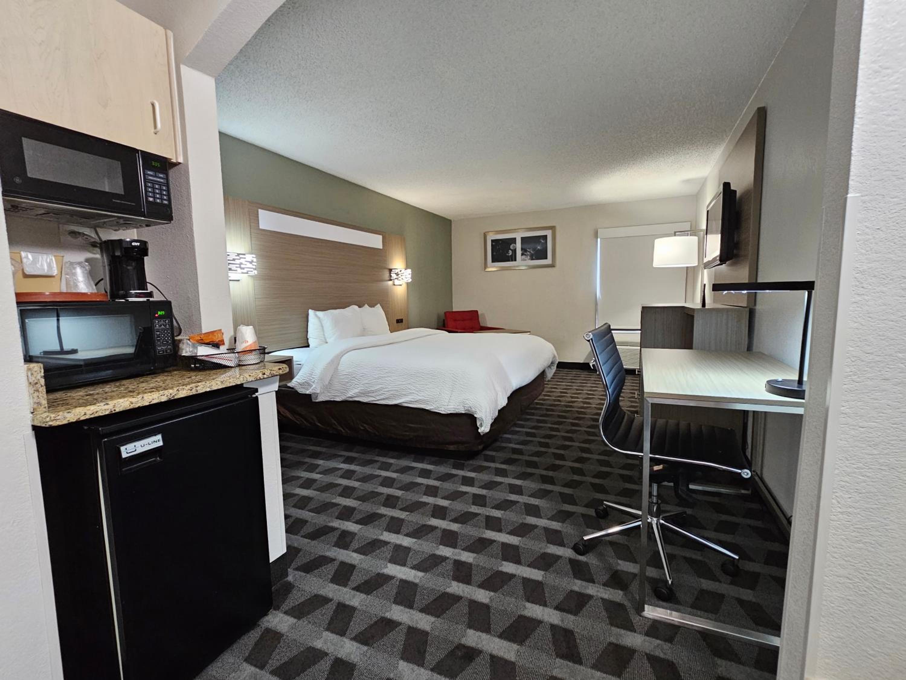 King Room - Non-Smoking - Photo 3