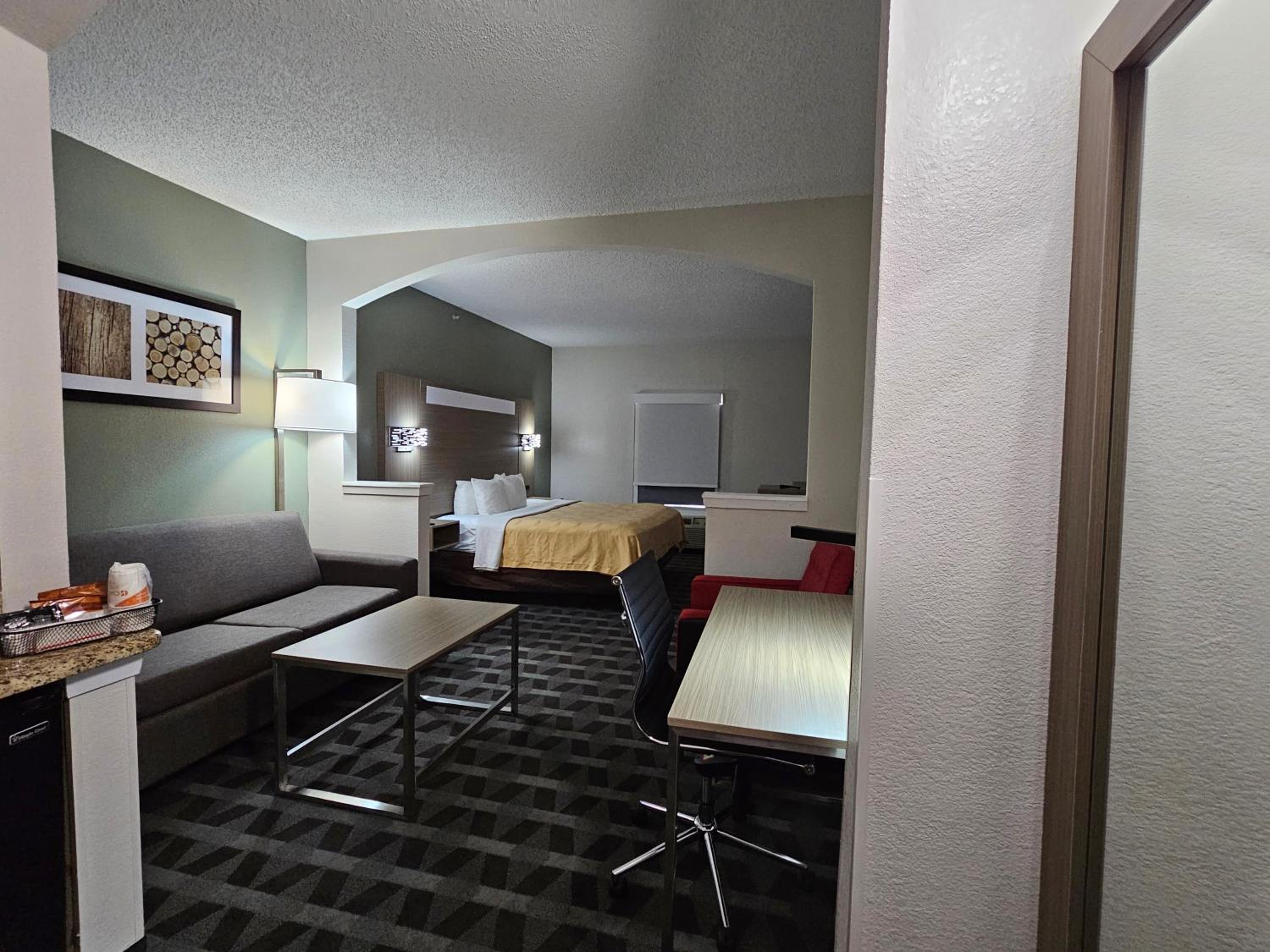 King Suite - Non-Smoking - Photo 7