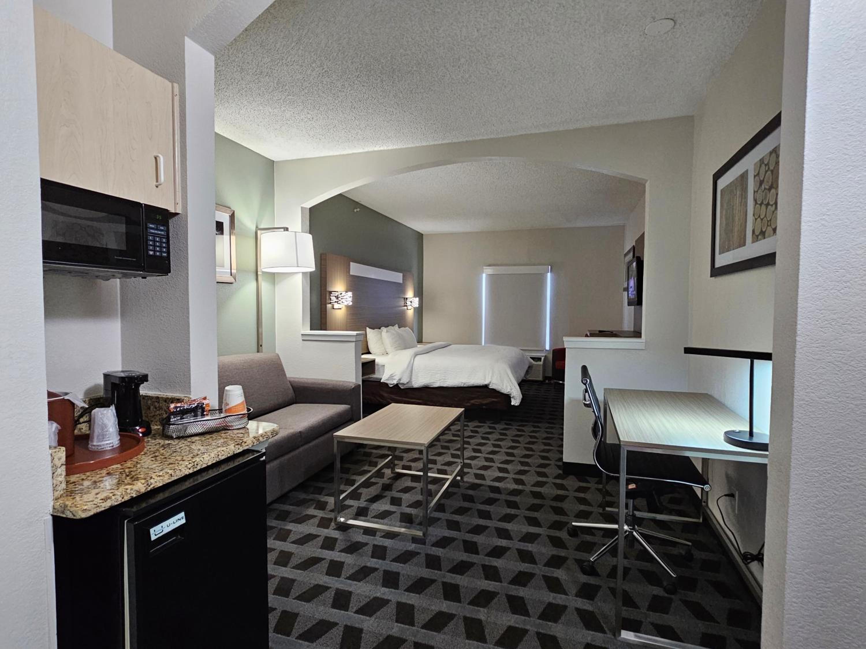 King Suite - Non-Smoking - Photo 6