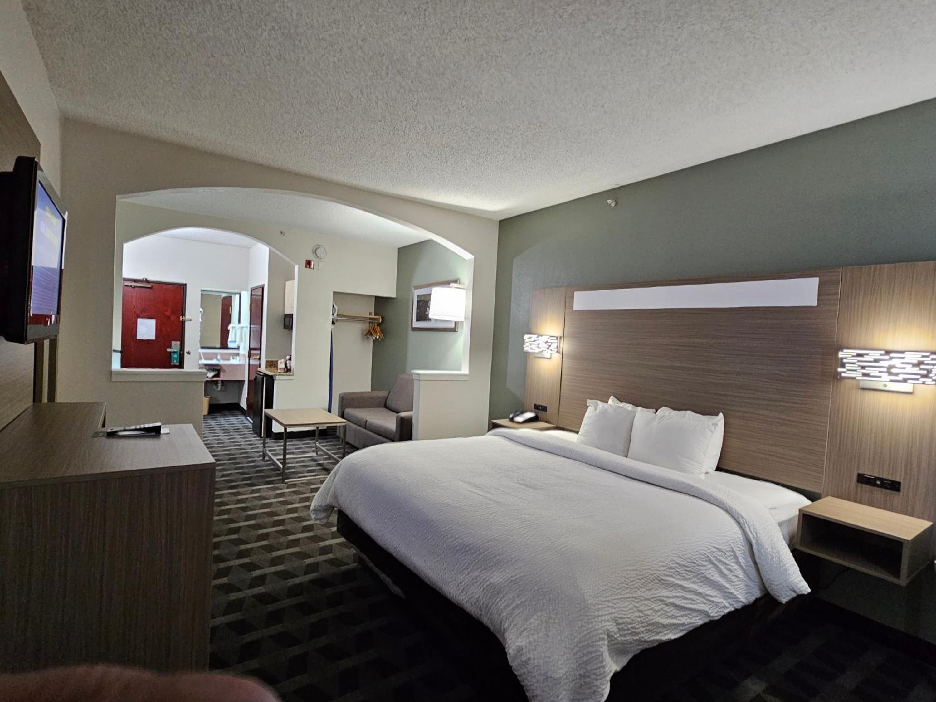 King Suite - Non-Smoking - Photo 5
