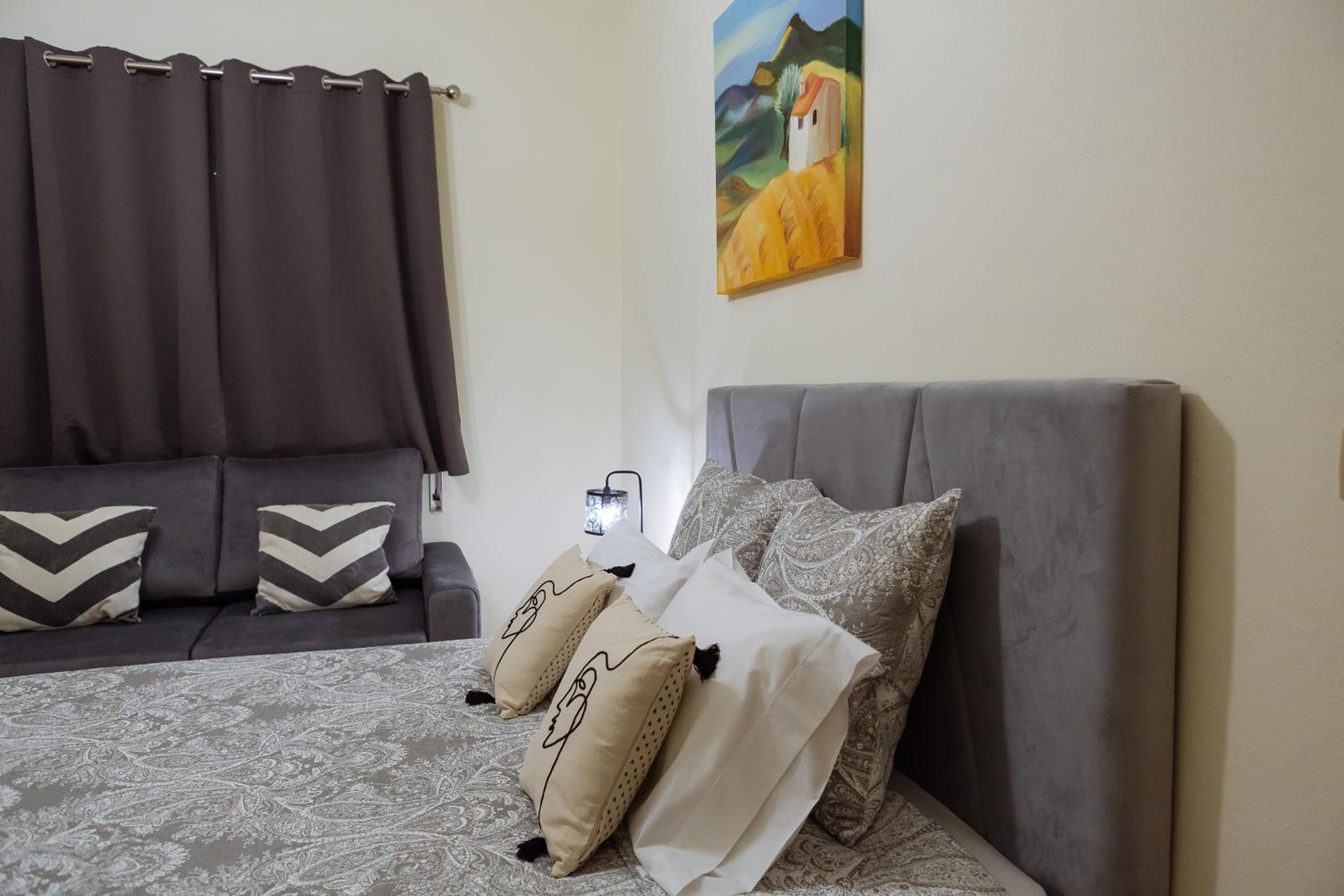 Deluxe Double Room (2 Adults + 1 Child) photo 2