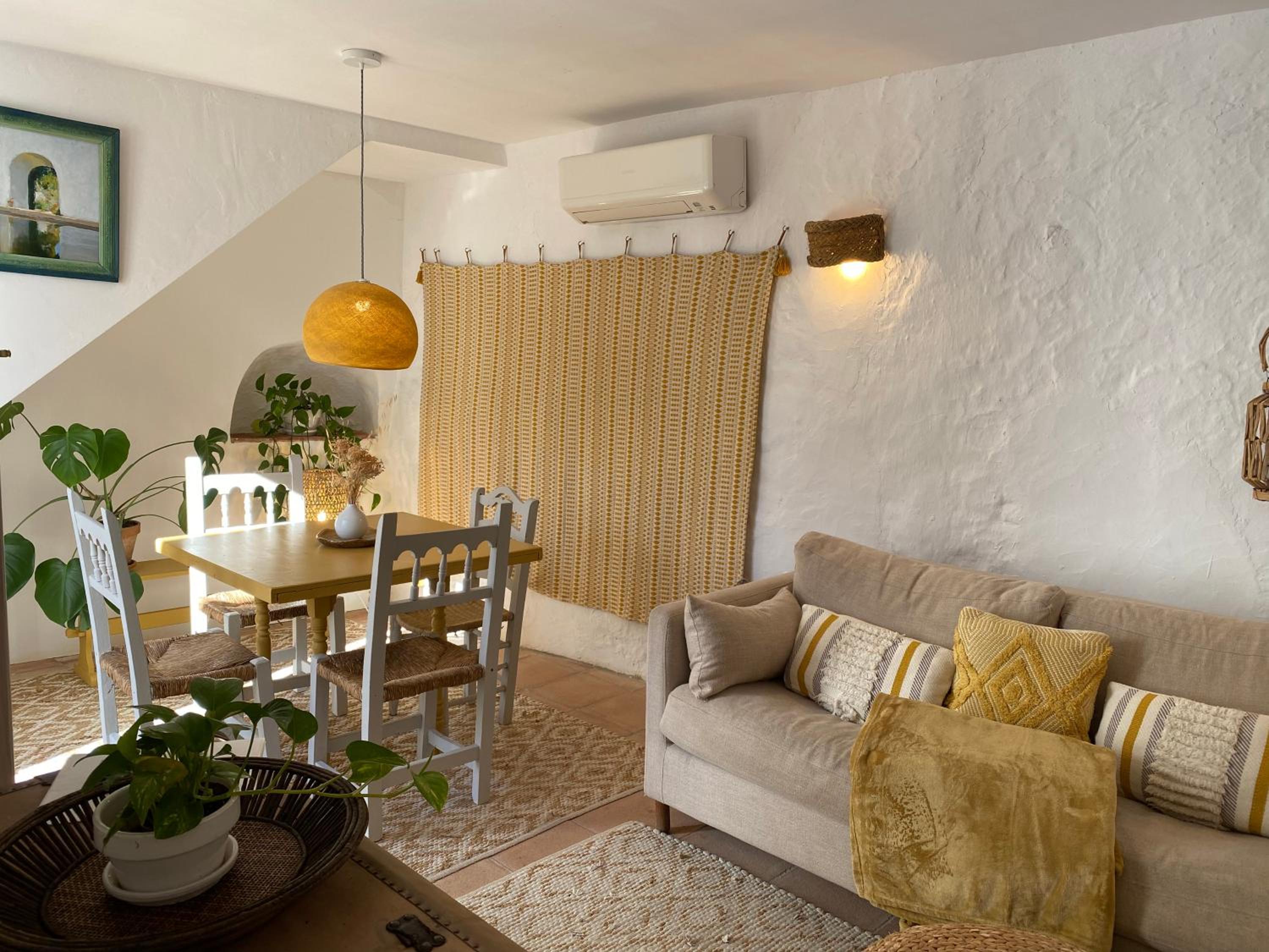 One-Bedroom Apartment - Photo 2