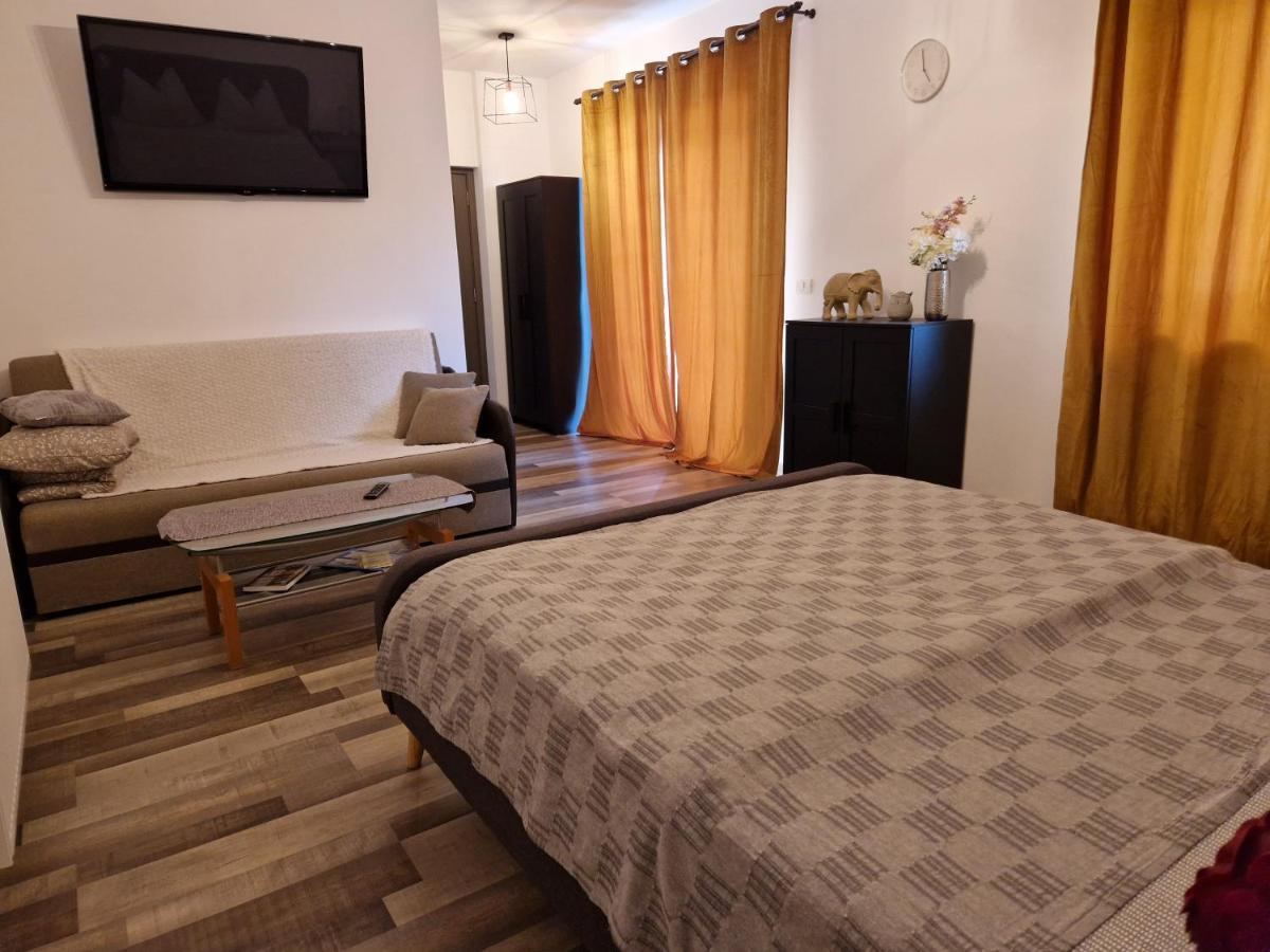 Family Room - Photo 2