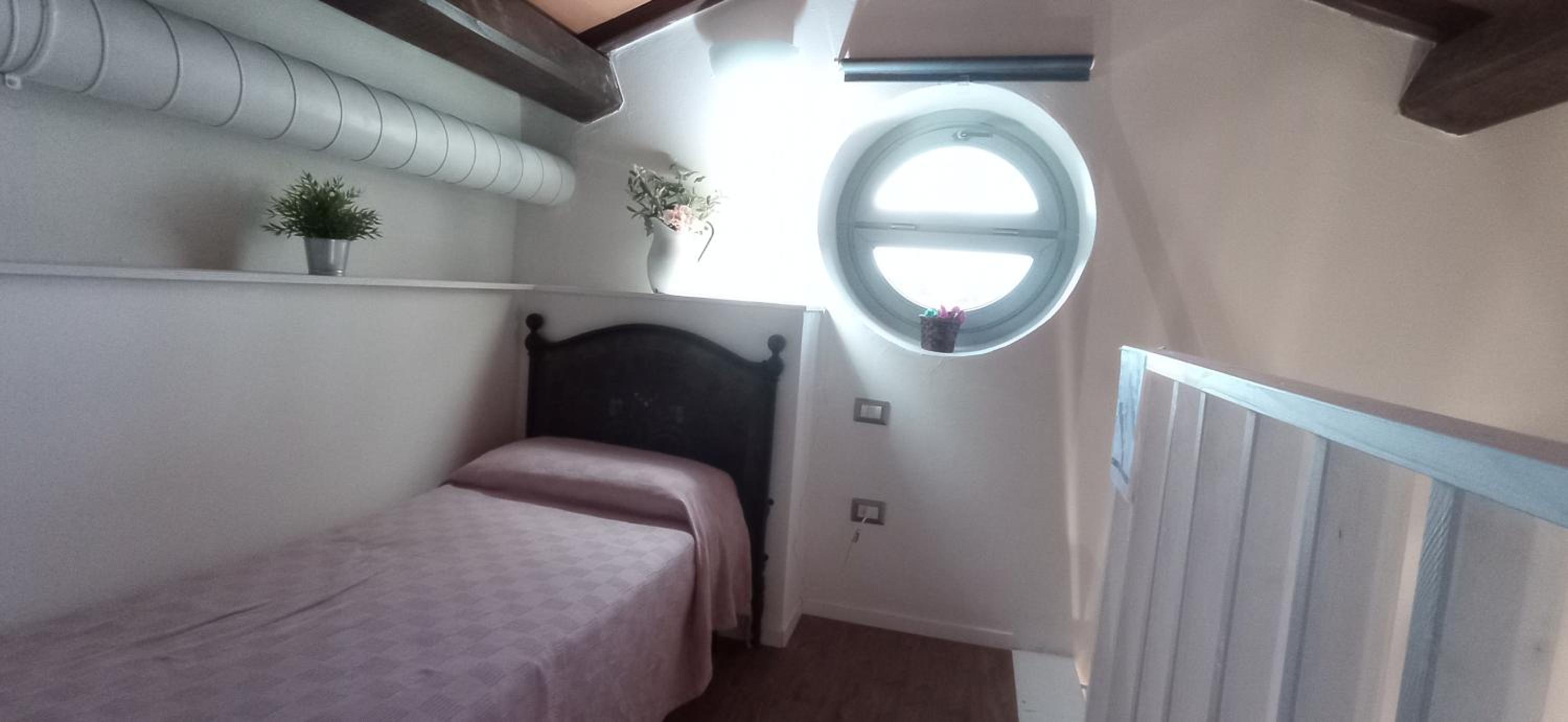 Triple Room with Private Bathroom - Photo 8