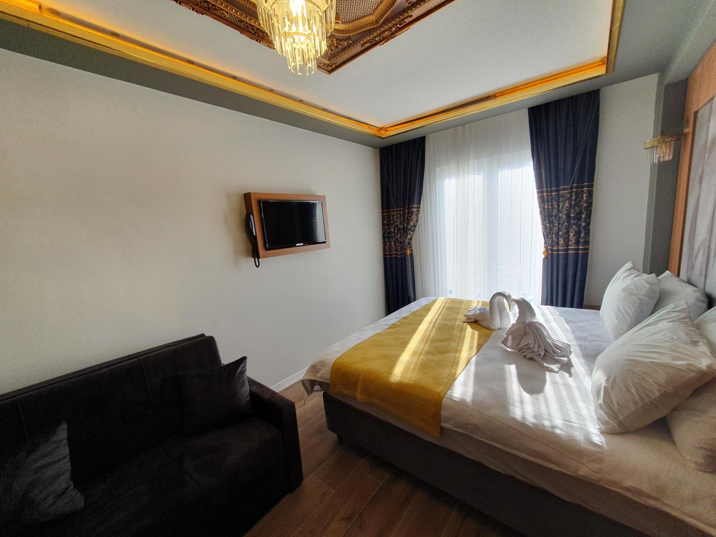 Deluxe Double Room with Side Sea View - Photo 8