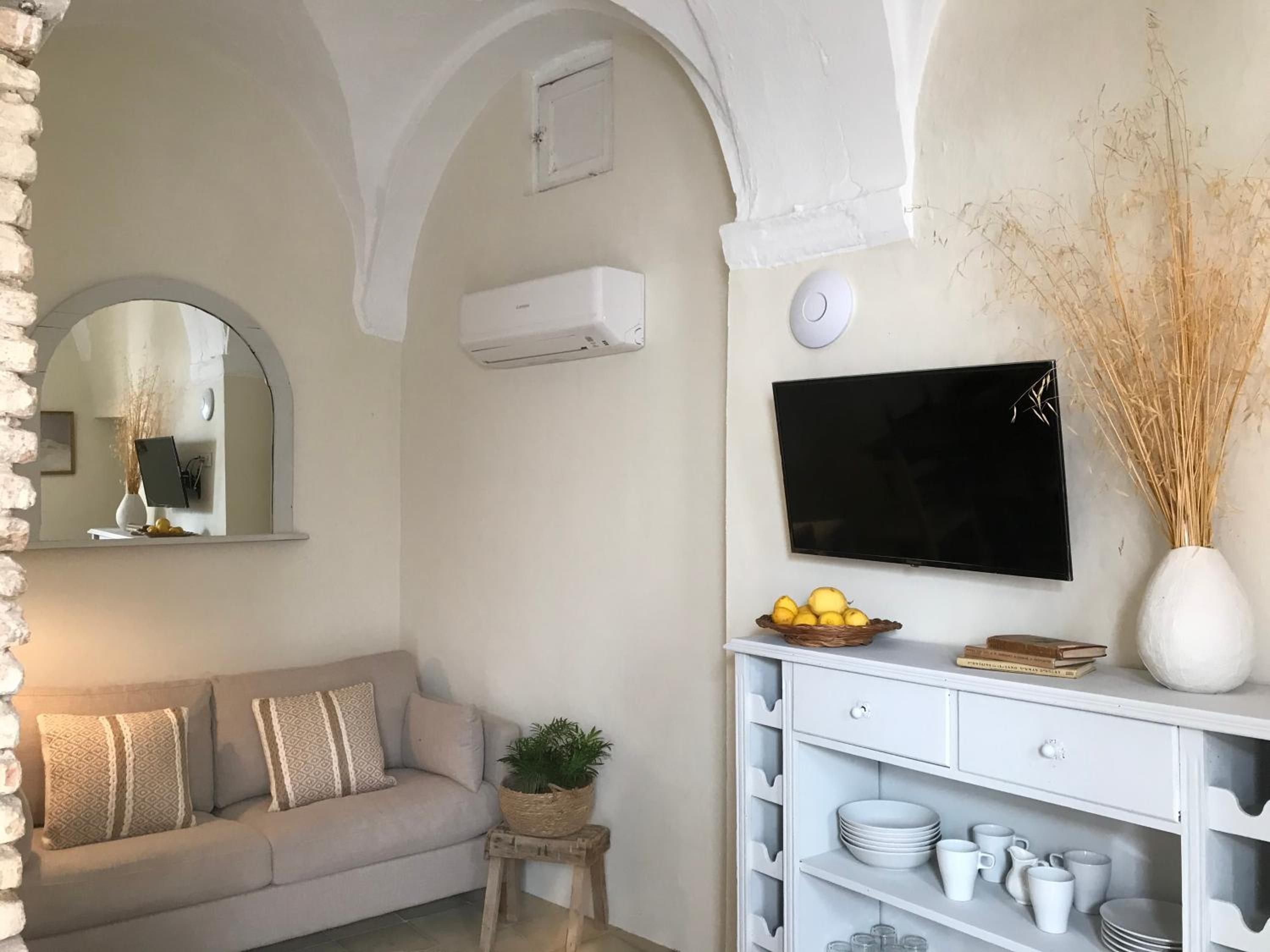 One-Bedroom Apartment - Photo 7