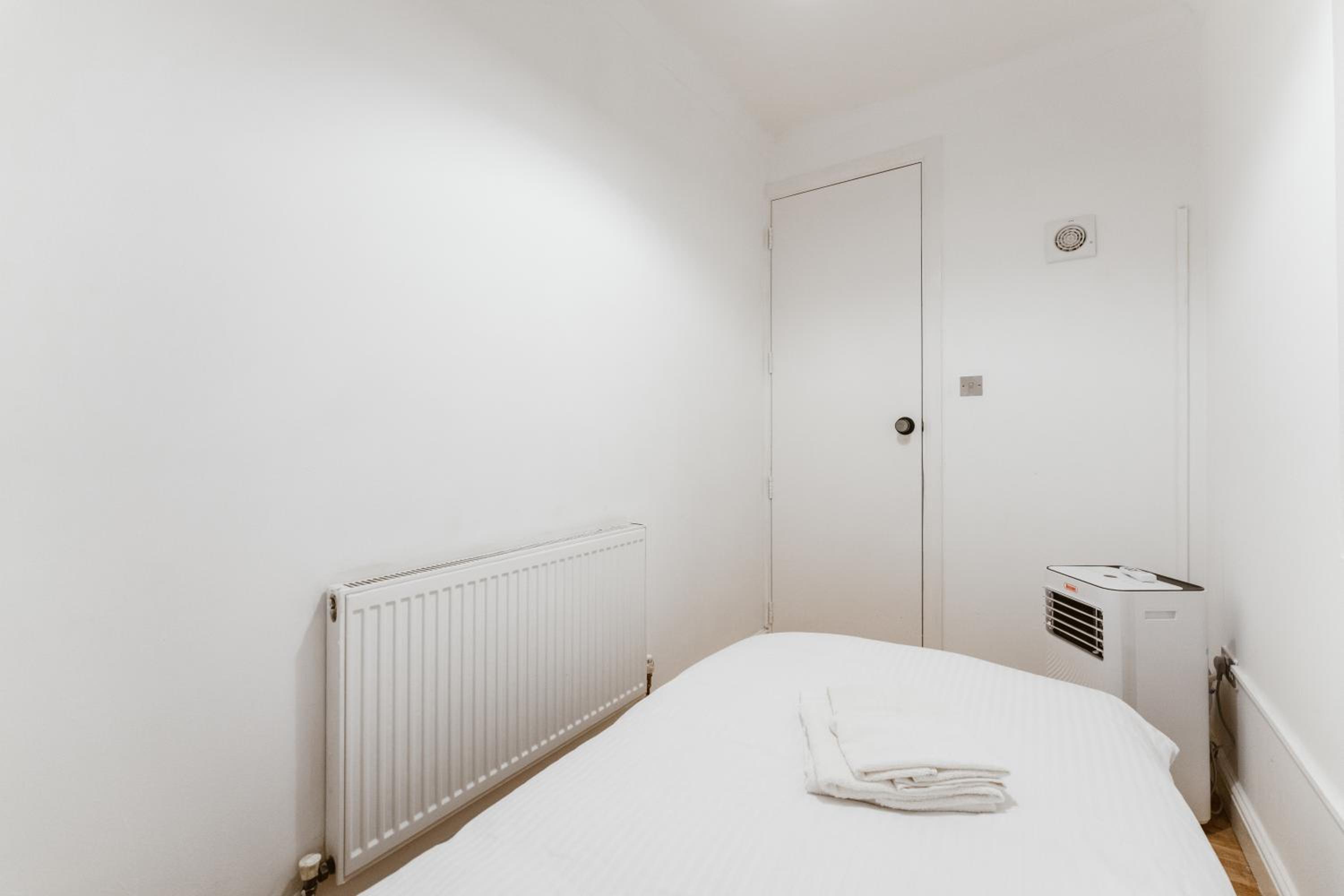 Single Room with Shared Bathroom photo 1