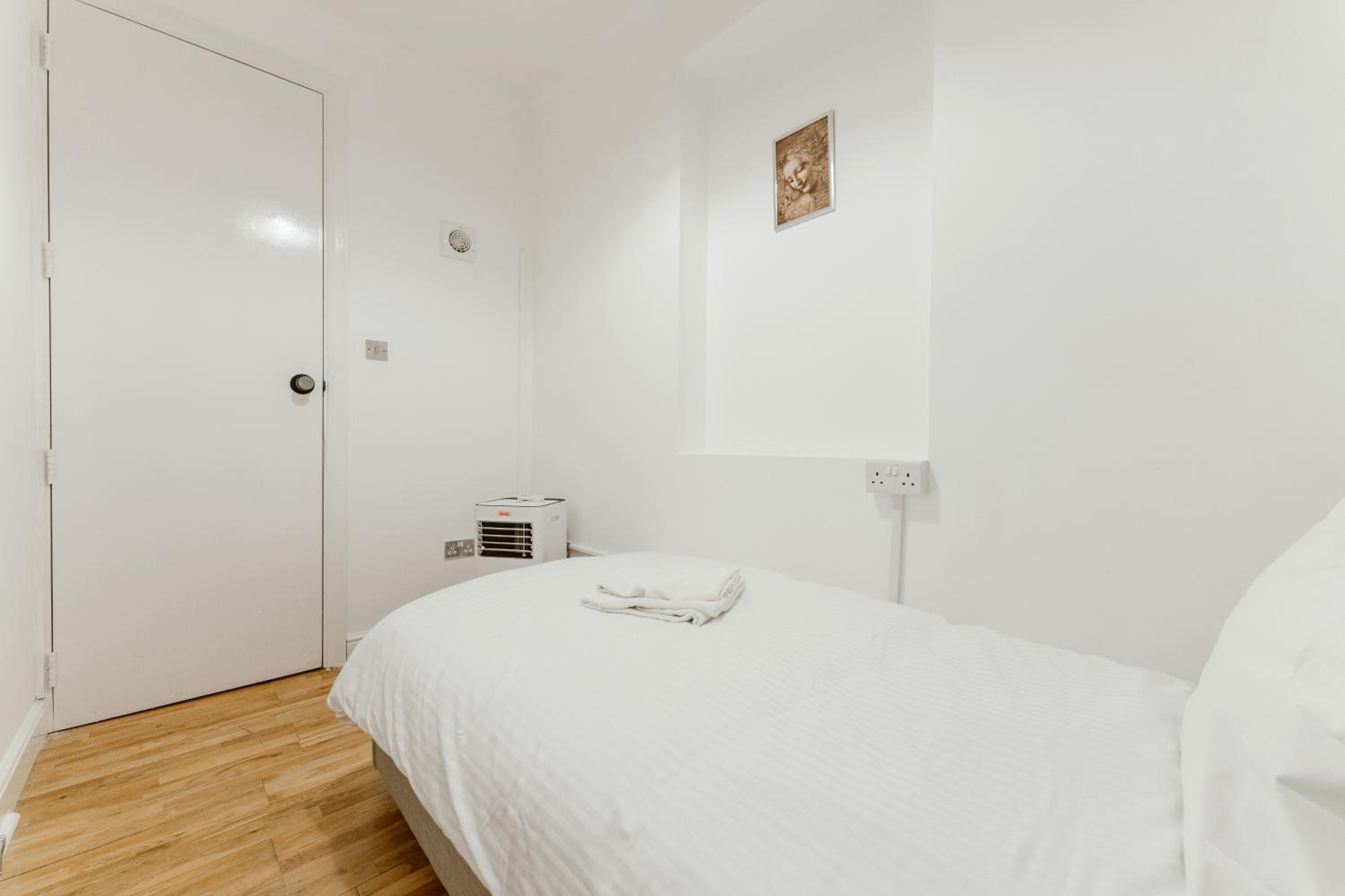 Single Room with Shared Bathroom photo 3