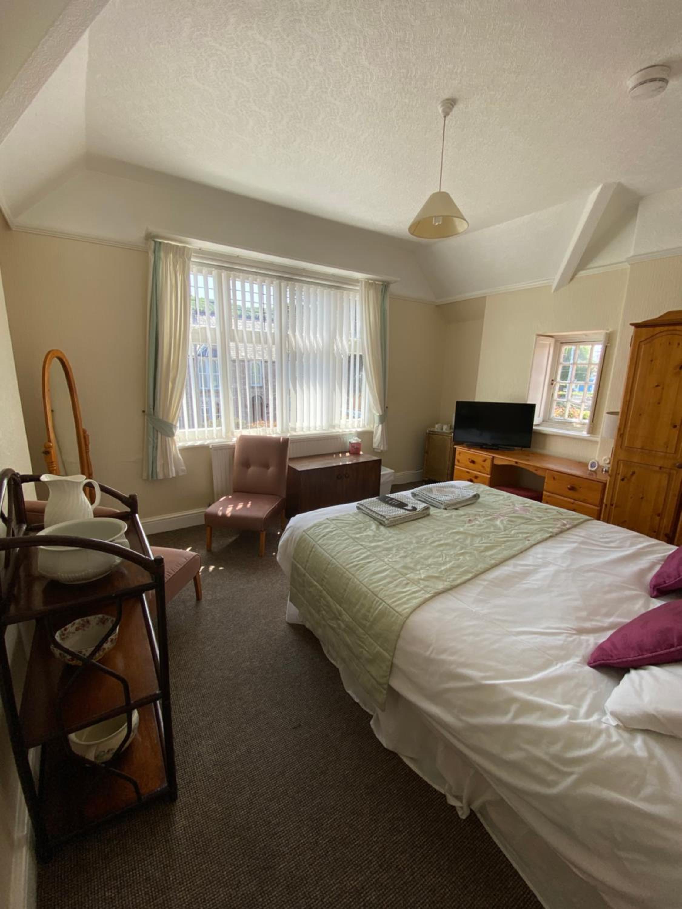 Large Double Room - Photo 1