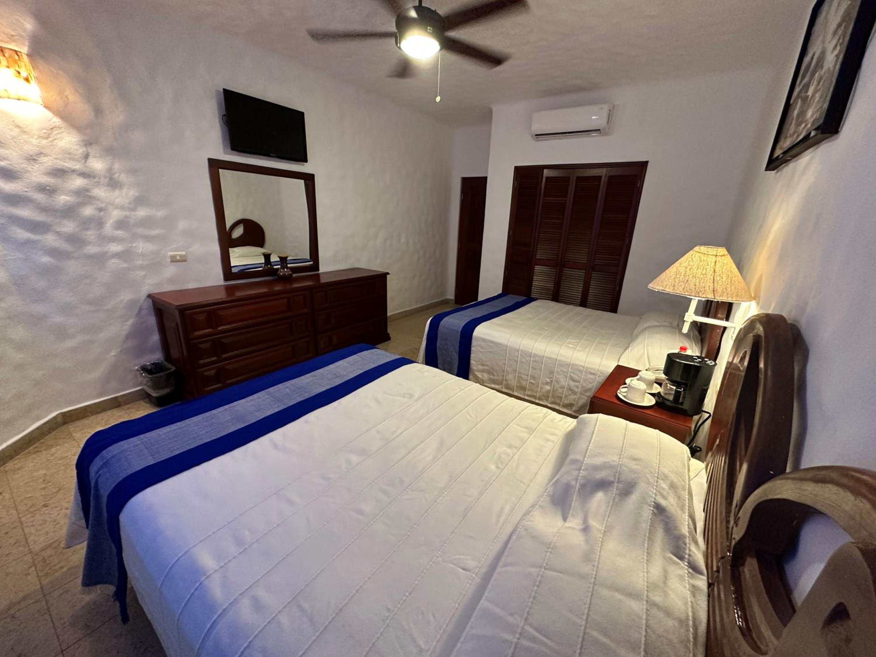 Double Room with Two Double Beds - Photo 7