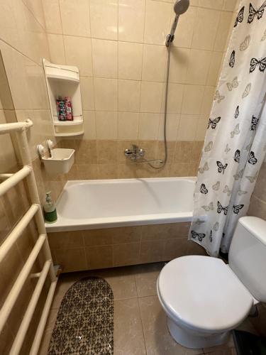 Apartment with Balcony - Photo 4