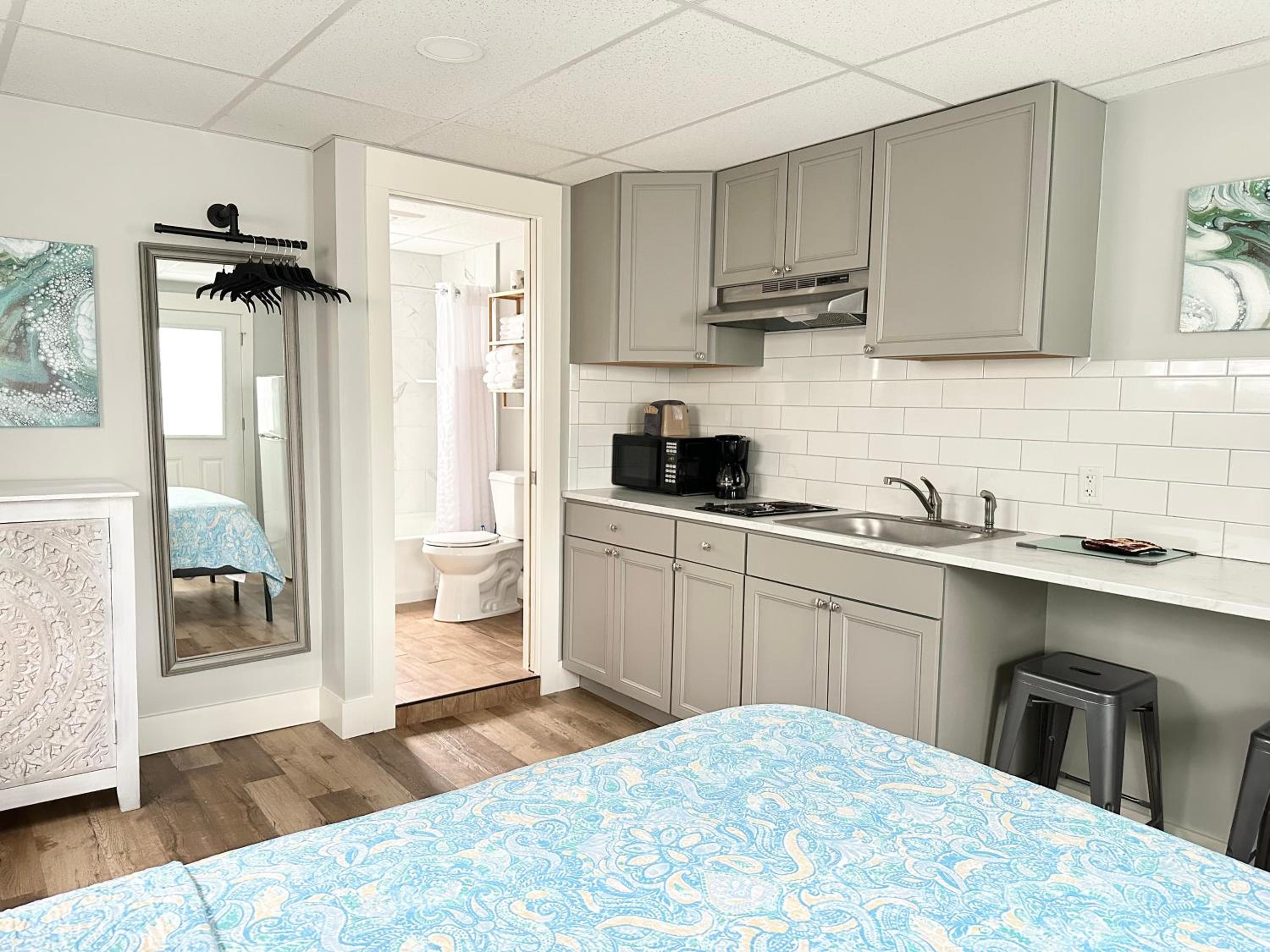 Queen Room with Kitchenette - Landside photo 1