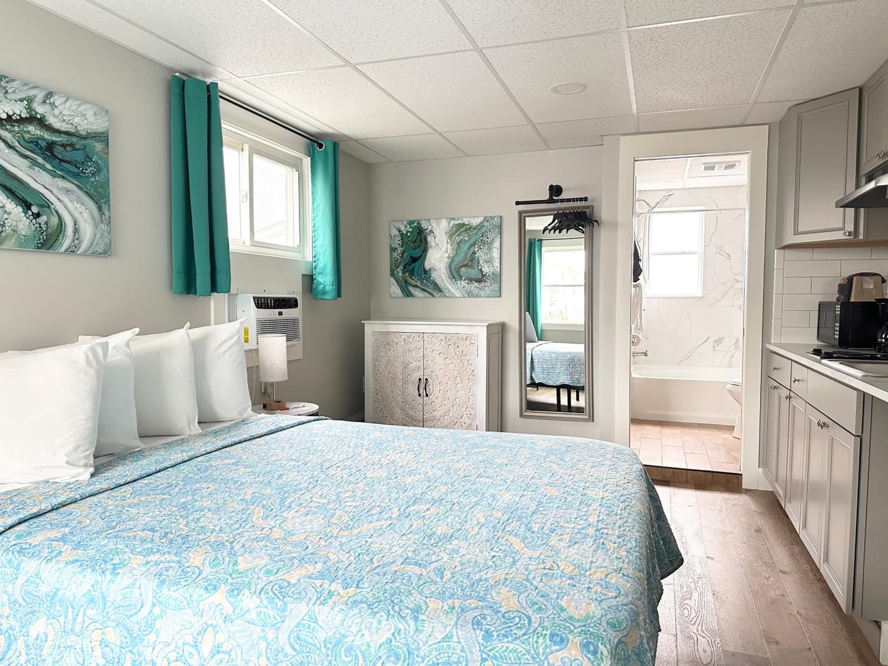 Queen Room with Kitchenette - Landside photo 2
