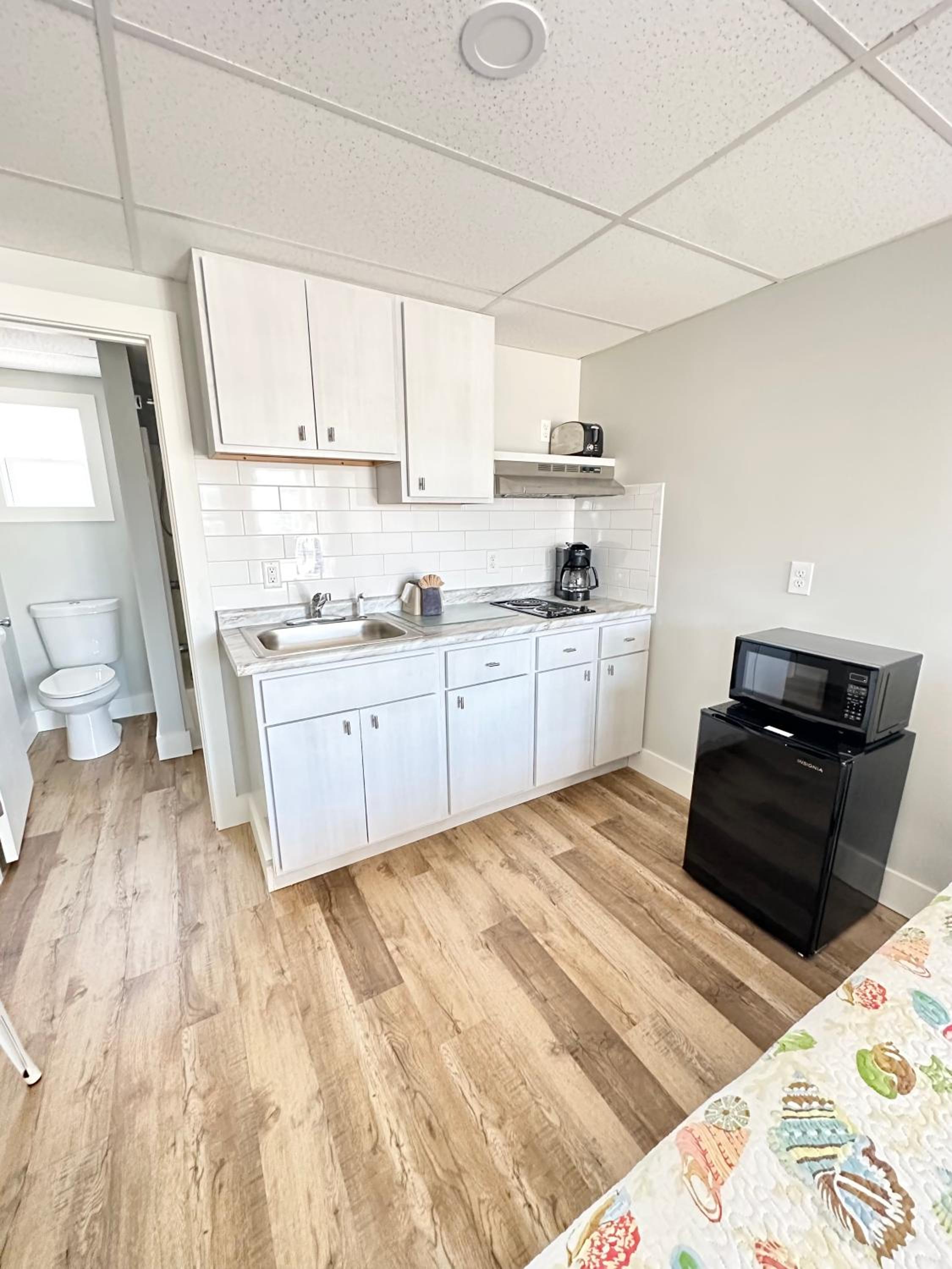 Queen Room with Kitchenette - Landside photo 3