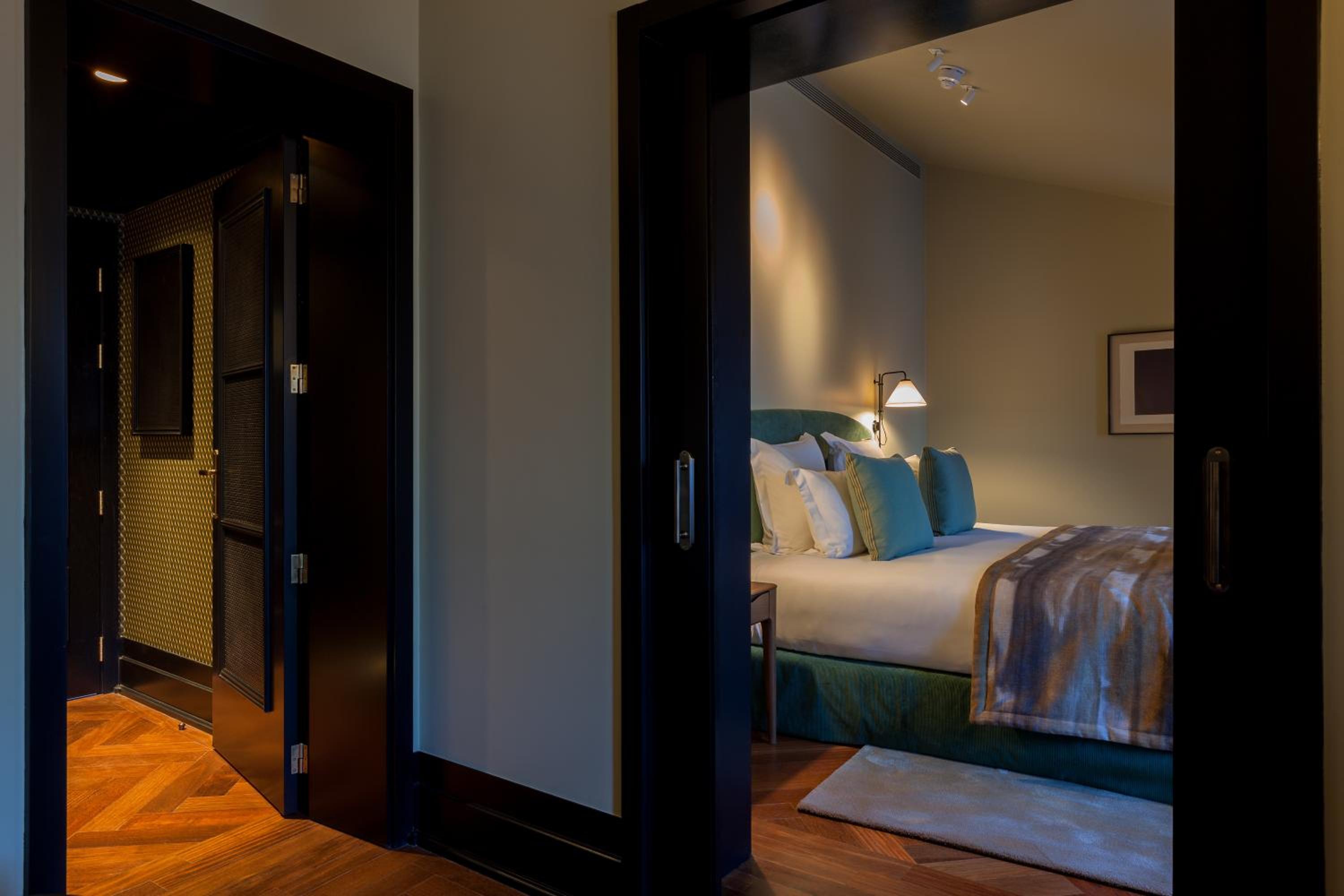 Suite with City View thumbnail 6