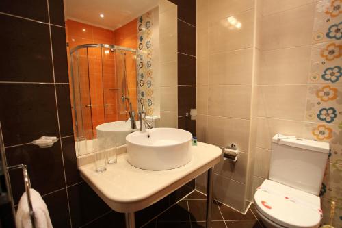 One-Bedroom Apartment with Balcony photo 1