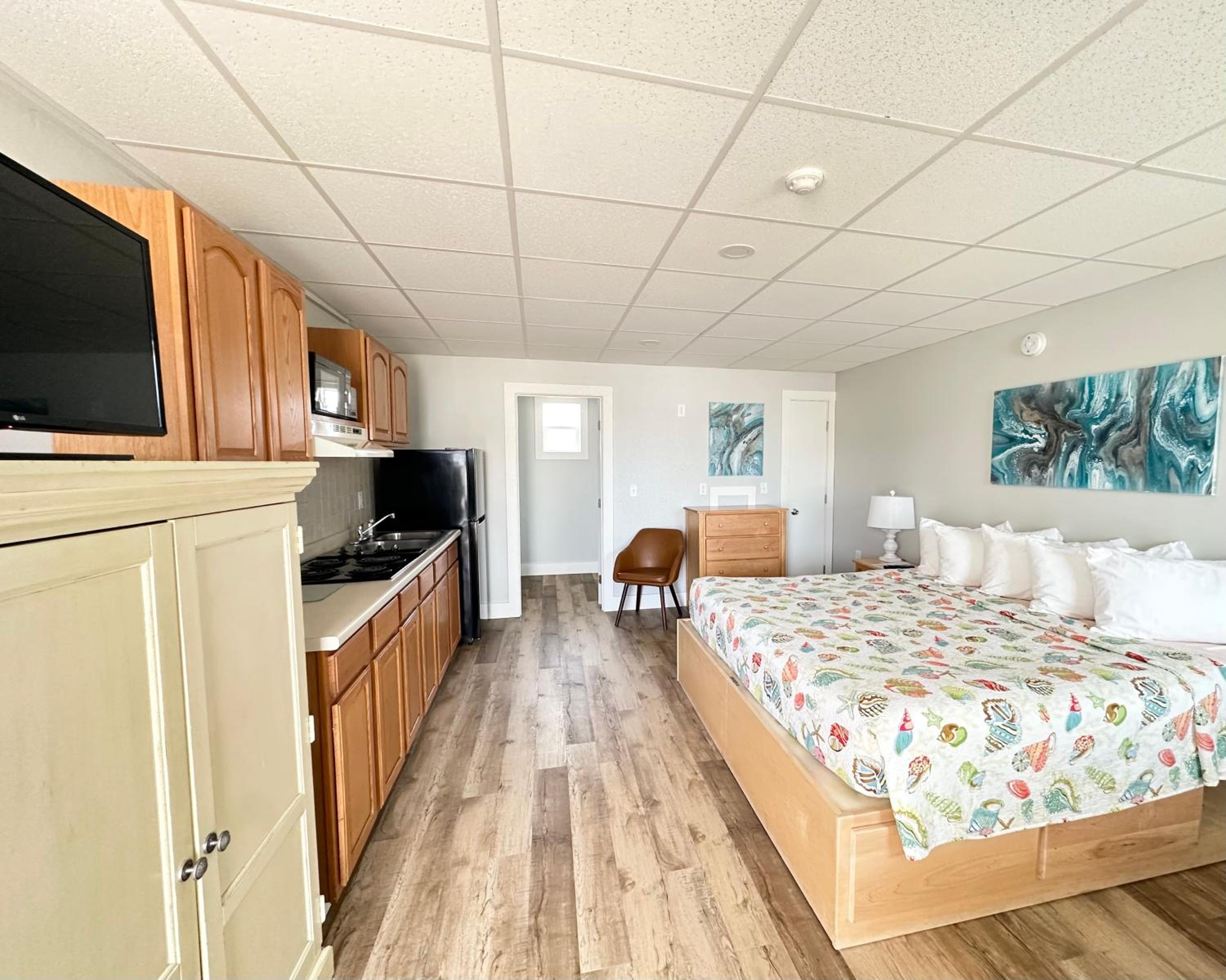 King Room with Kitchenette - Landside
