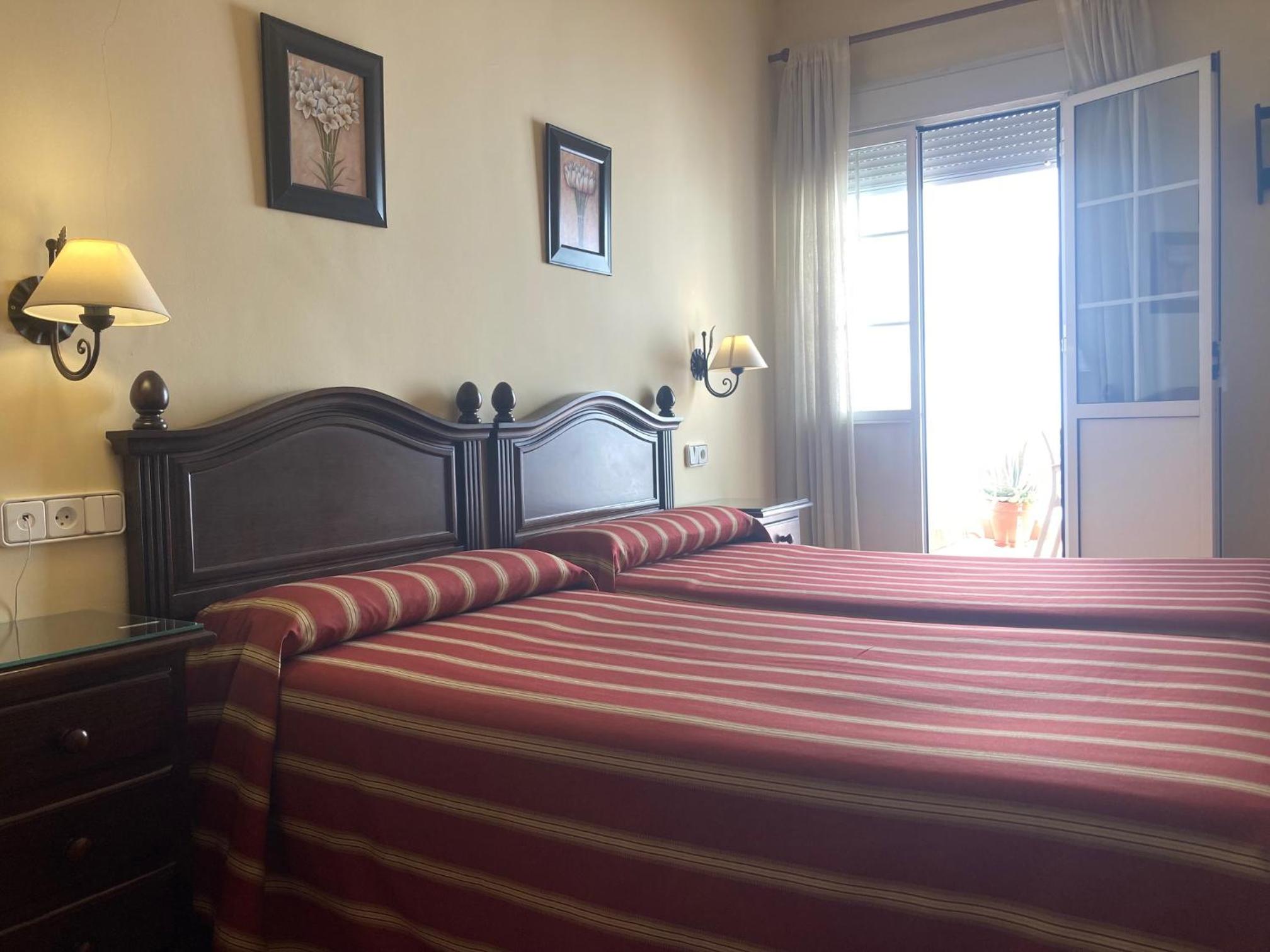 Double Room with Balcony - Photo 11