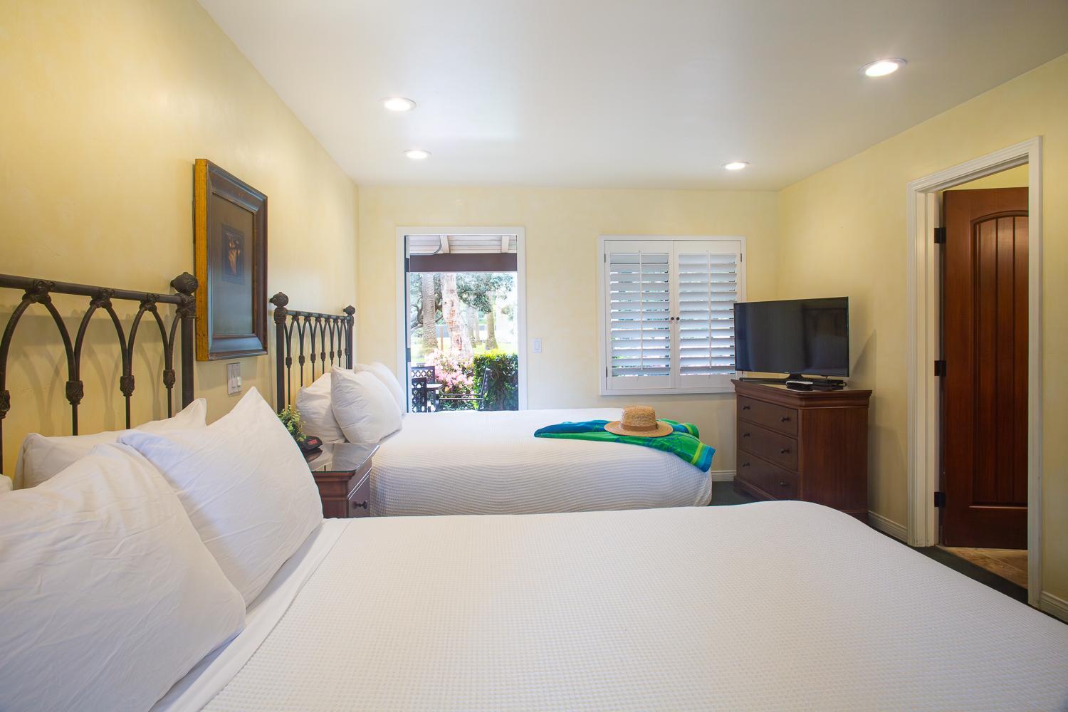 Patio Room with Two Queen Beds photo 2