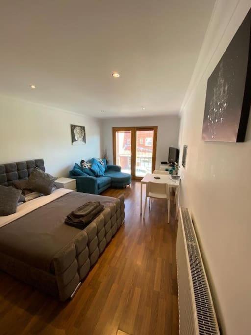 One-Bedroom Apartment photo 1