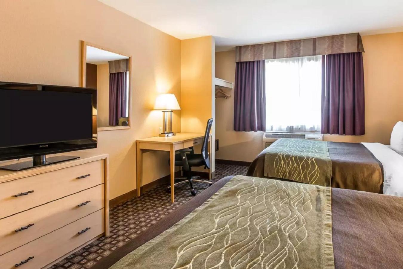 Queen Room with Two Queen Beds - Non-Smoking - Photo 4
