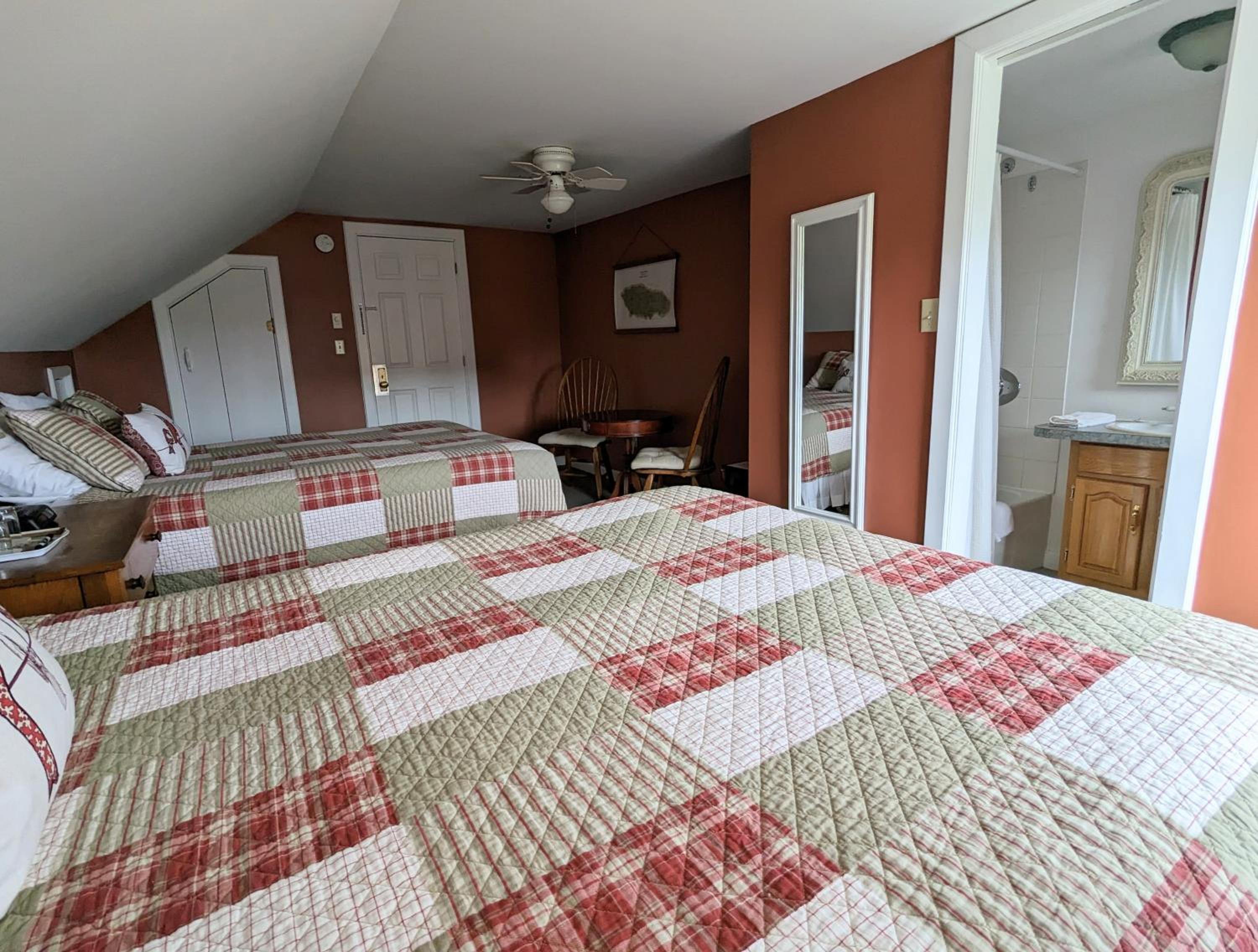 Queen Room with Two Queen Beds photo 3