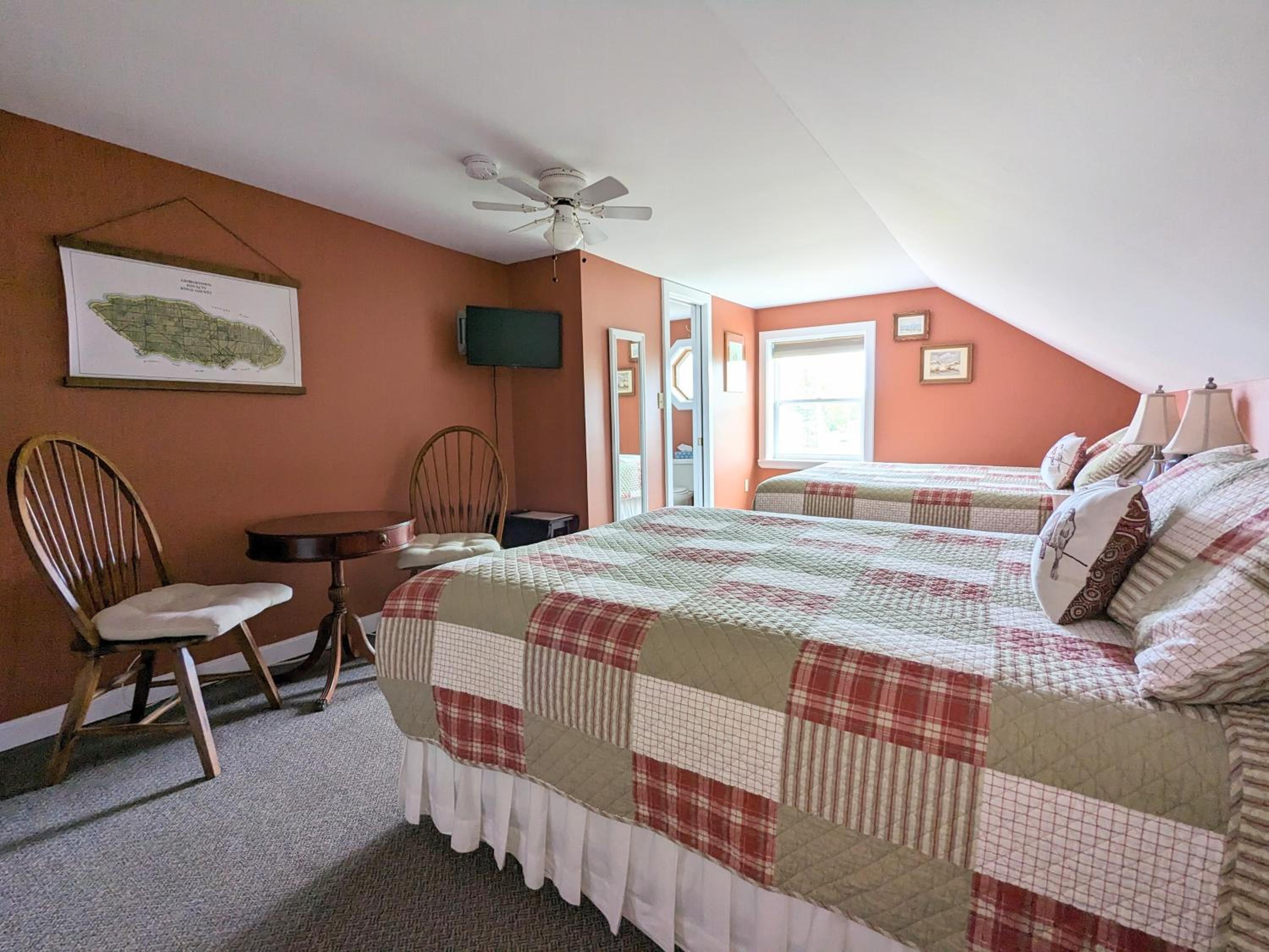 Queen Room with Two Queen Beds photo 2