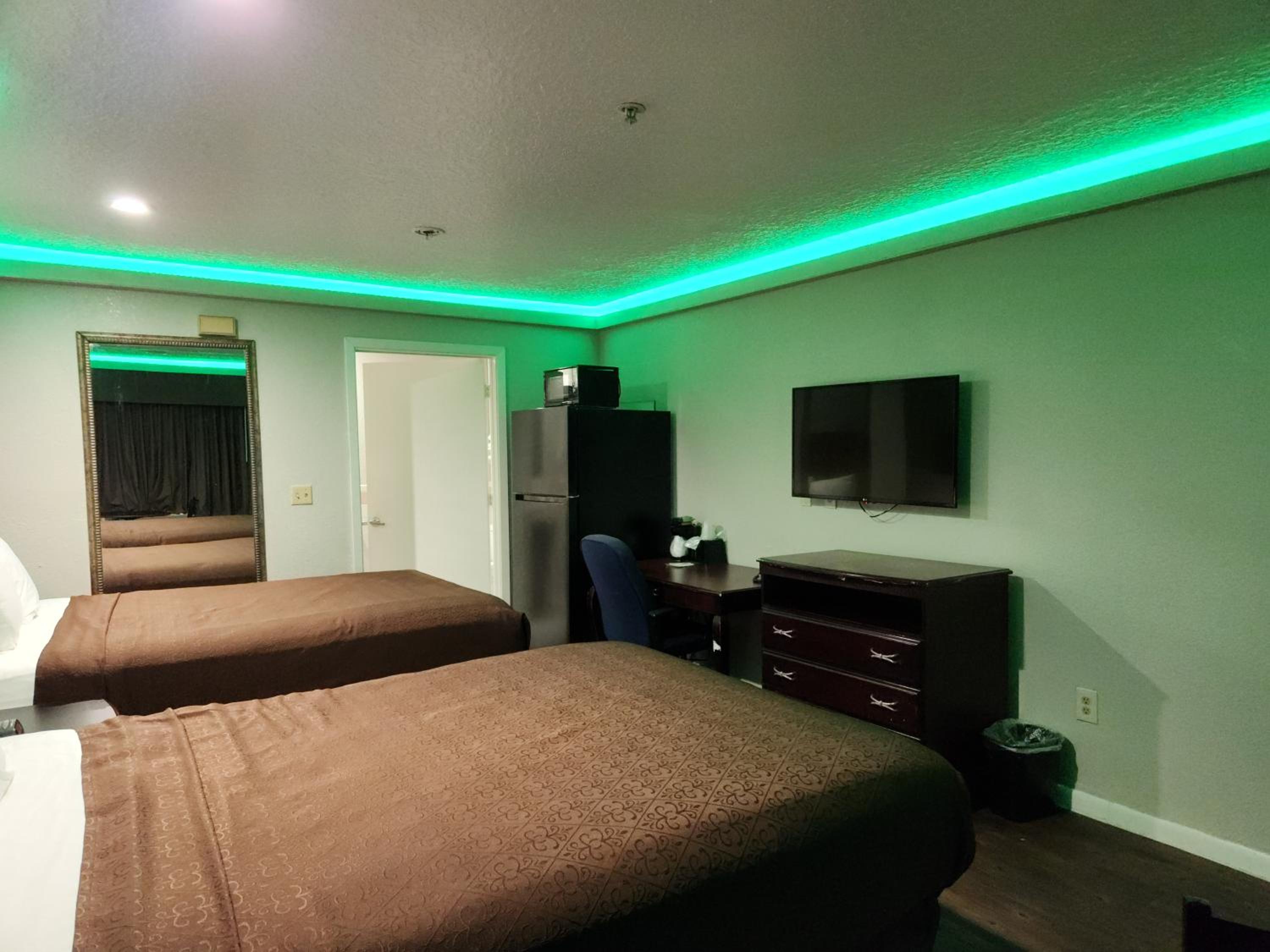 Queen Room with Two Queen Beds - Smoking