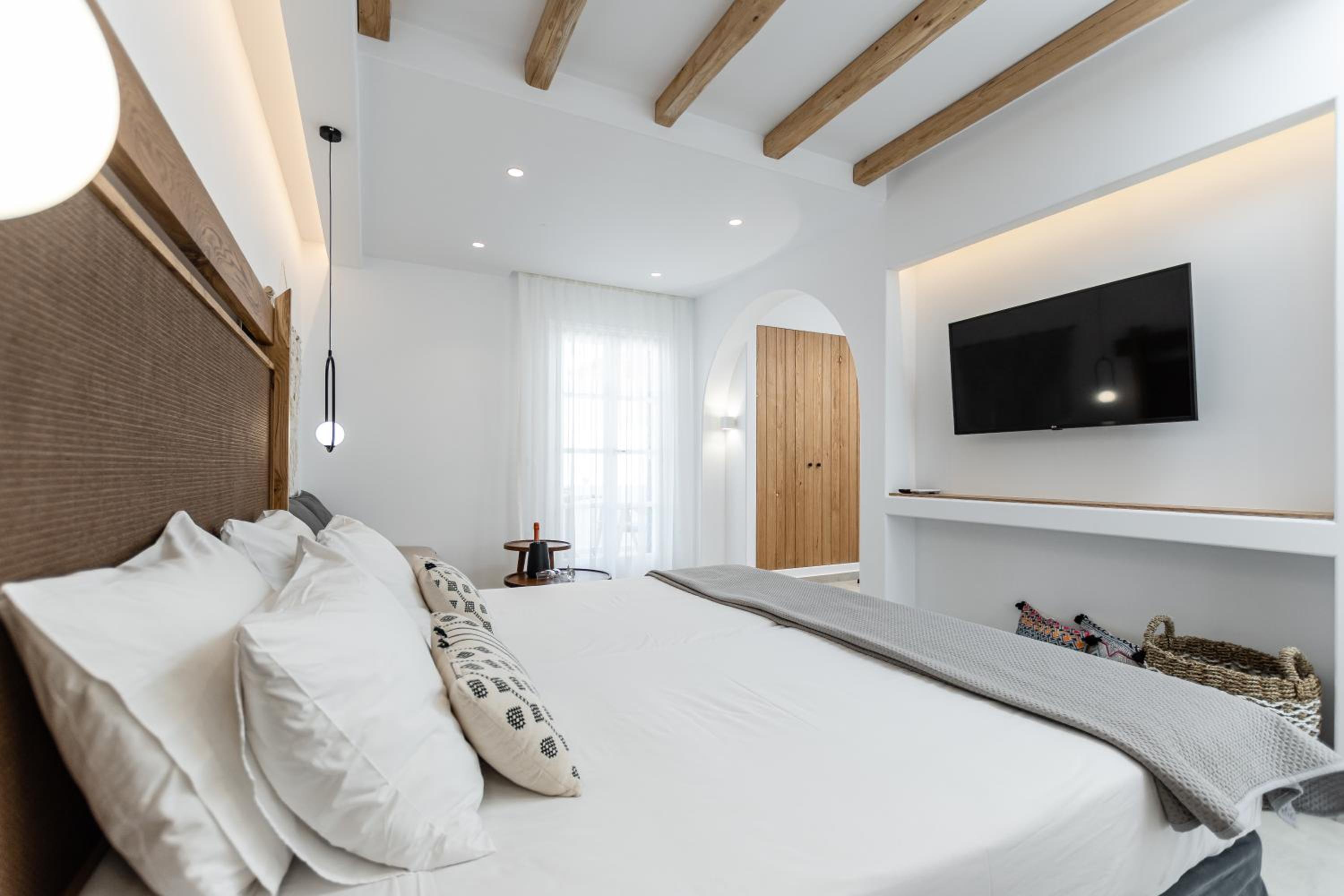 Suite with Hot Tub - Photo 8