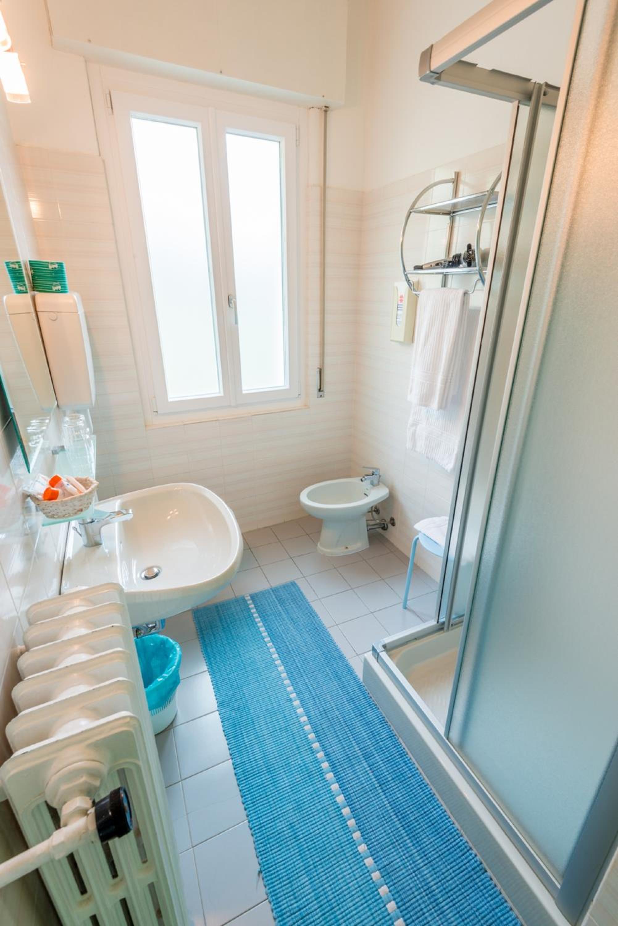 Double or Twin Room with Balcony - Photo 9