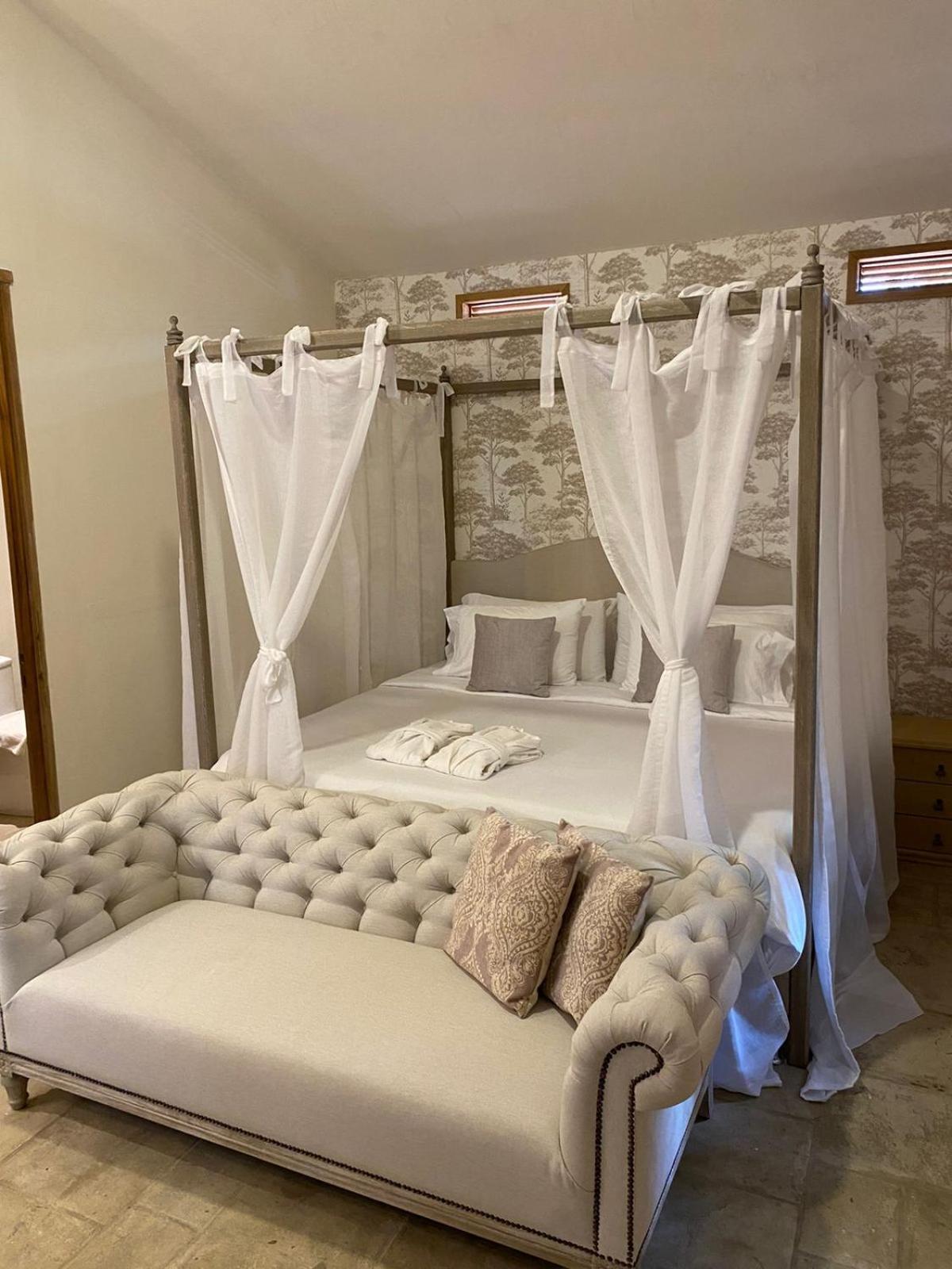 Queen Suite with Pool View