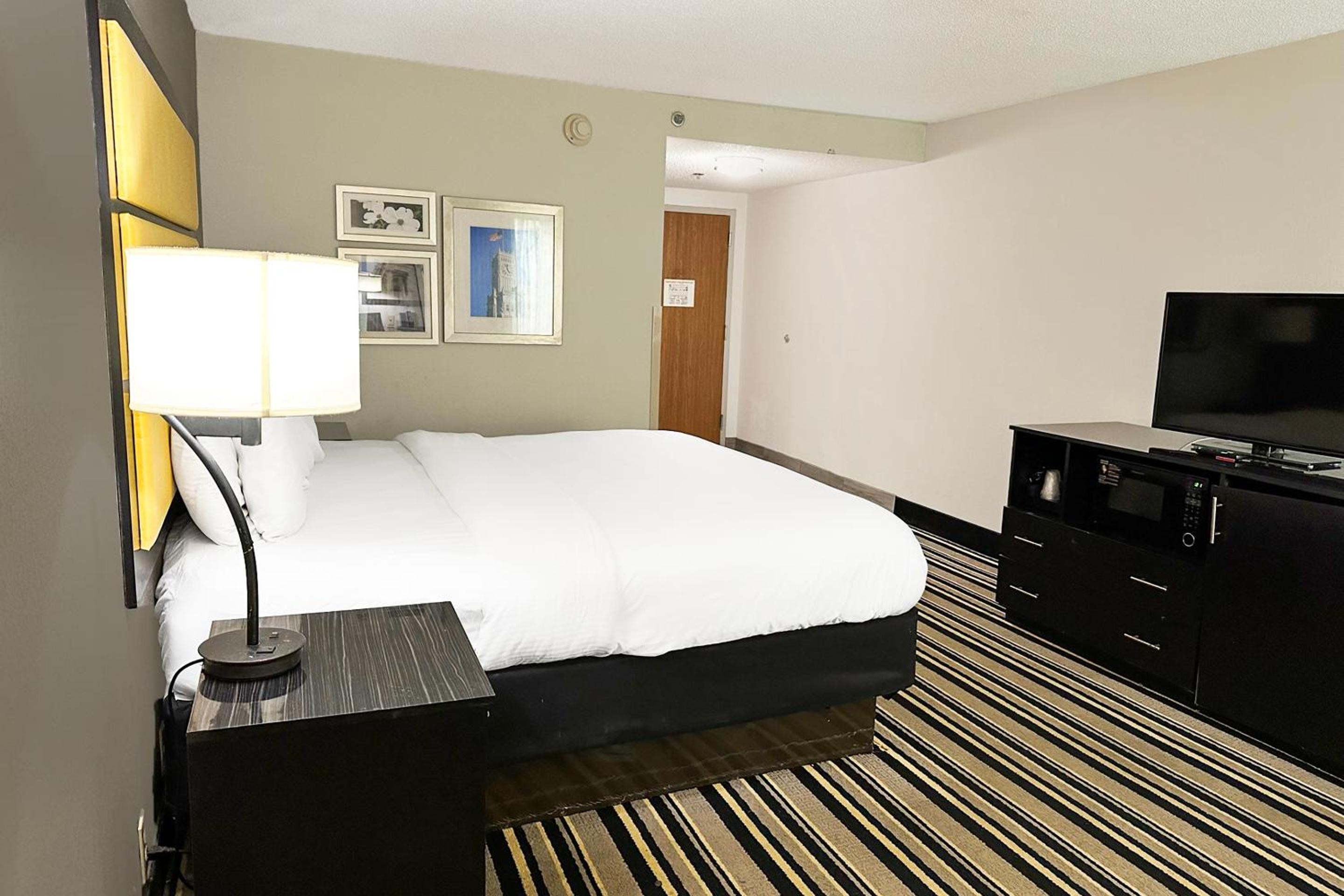 King Bed Non-Smoking - Photo 5