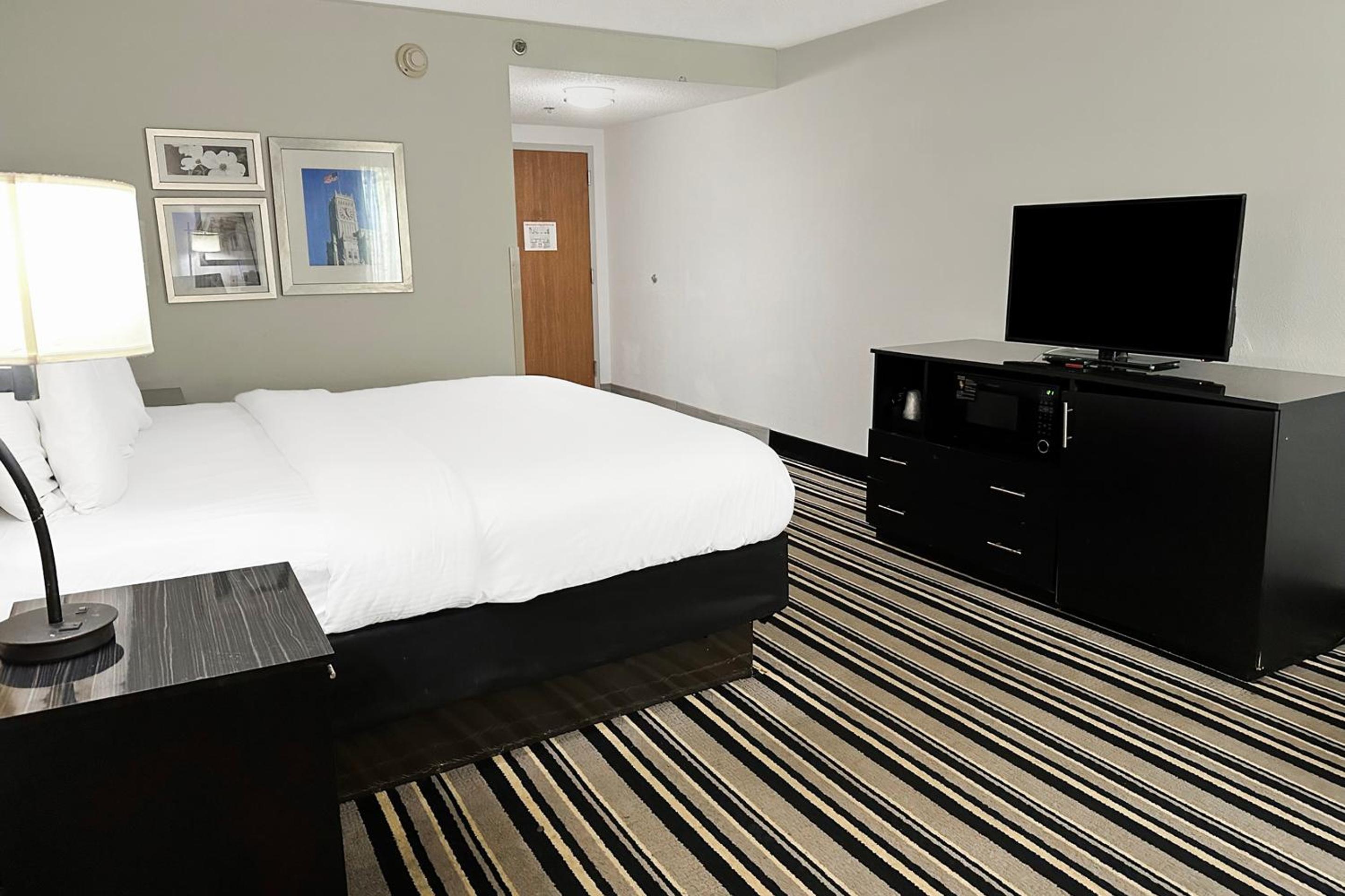 King Bed Non-Smoking - Photo 7