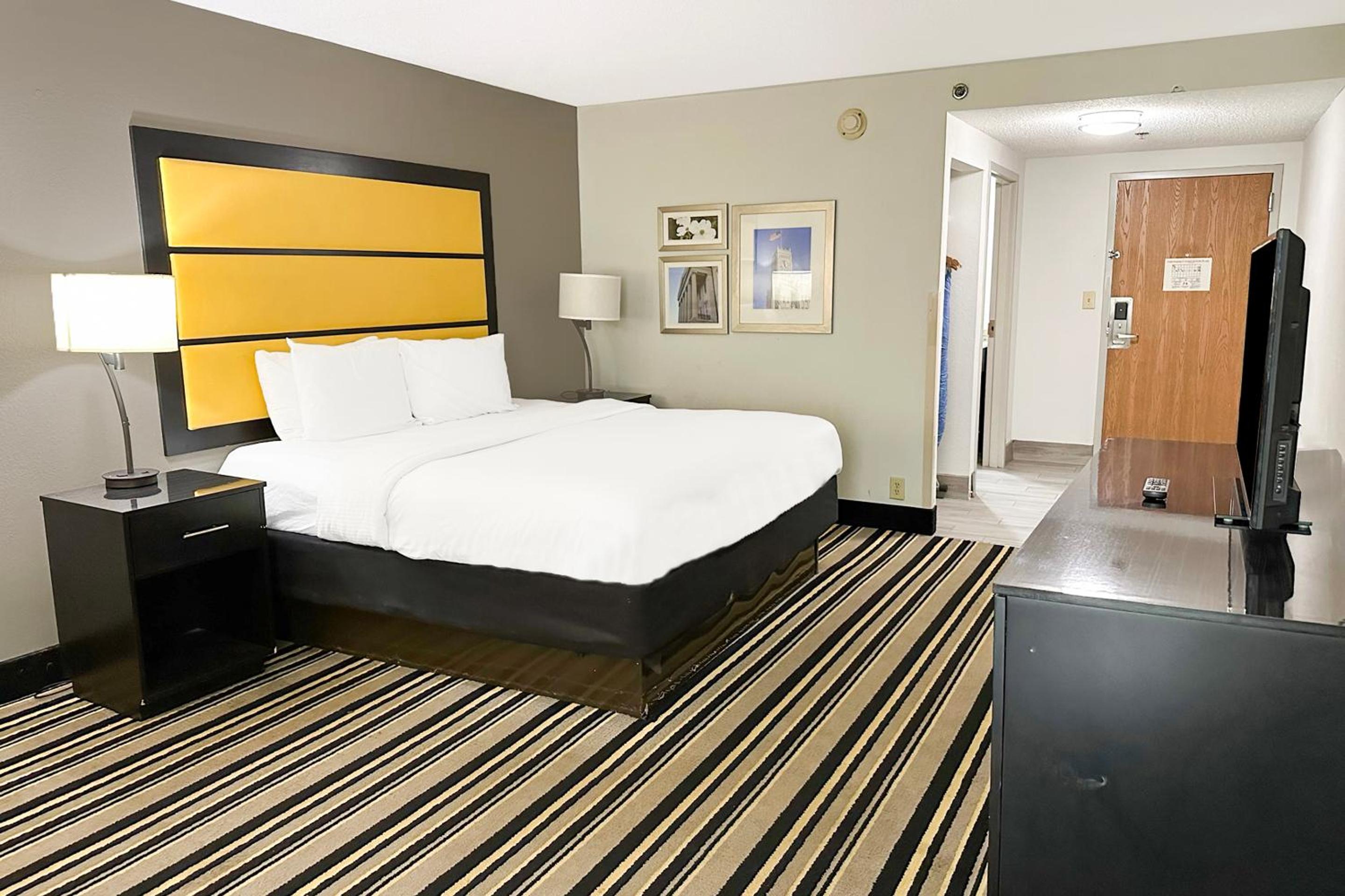 King Bed Non-Smoking - Photo 6